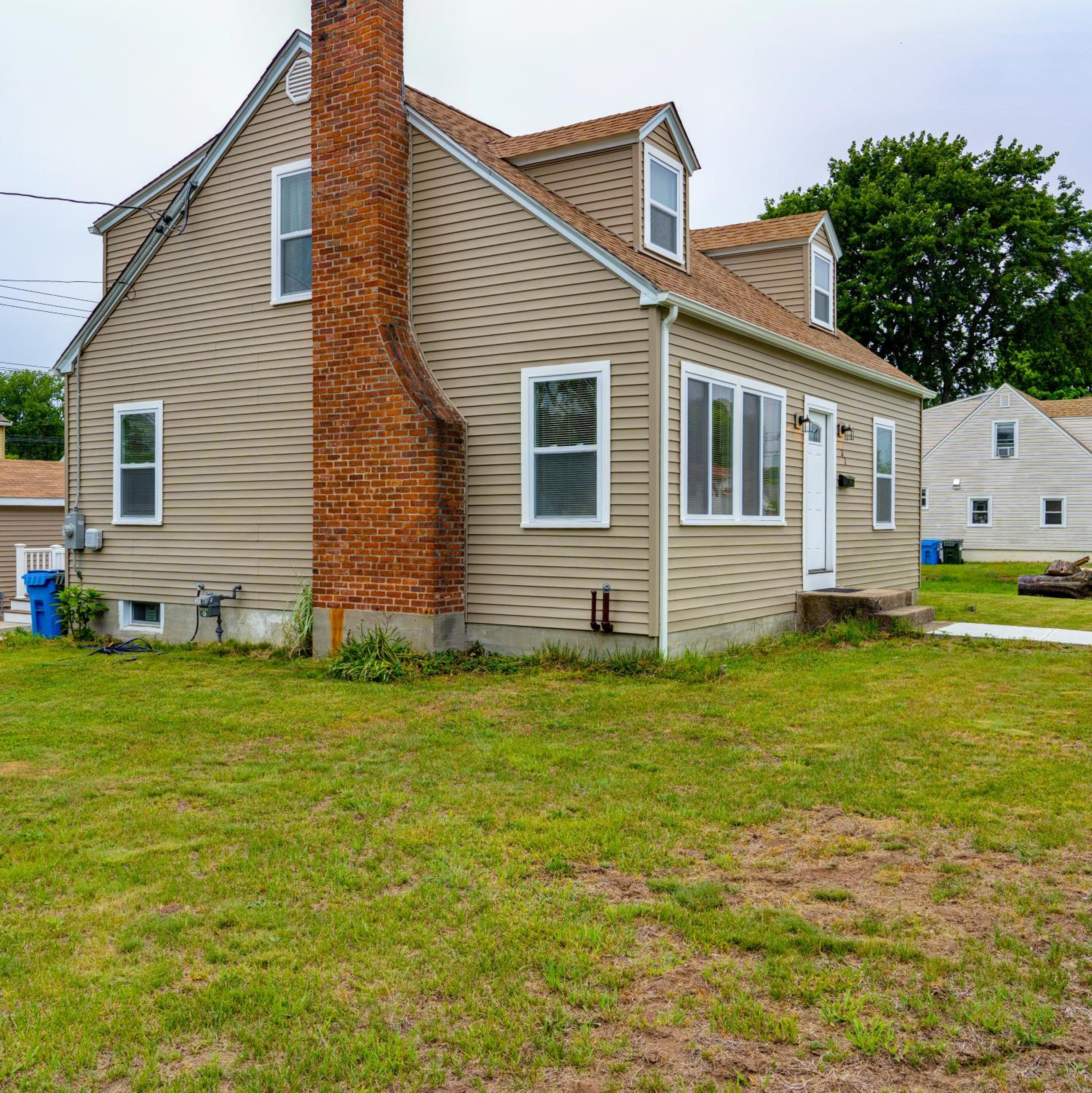 Four-Bedroom House - Photo 37