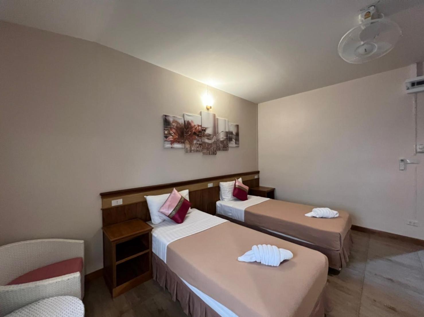 Standard Double or Twin Room - No Window photo 3