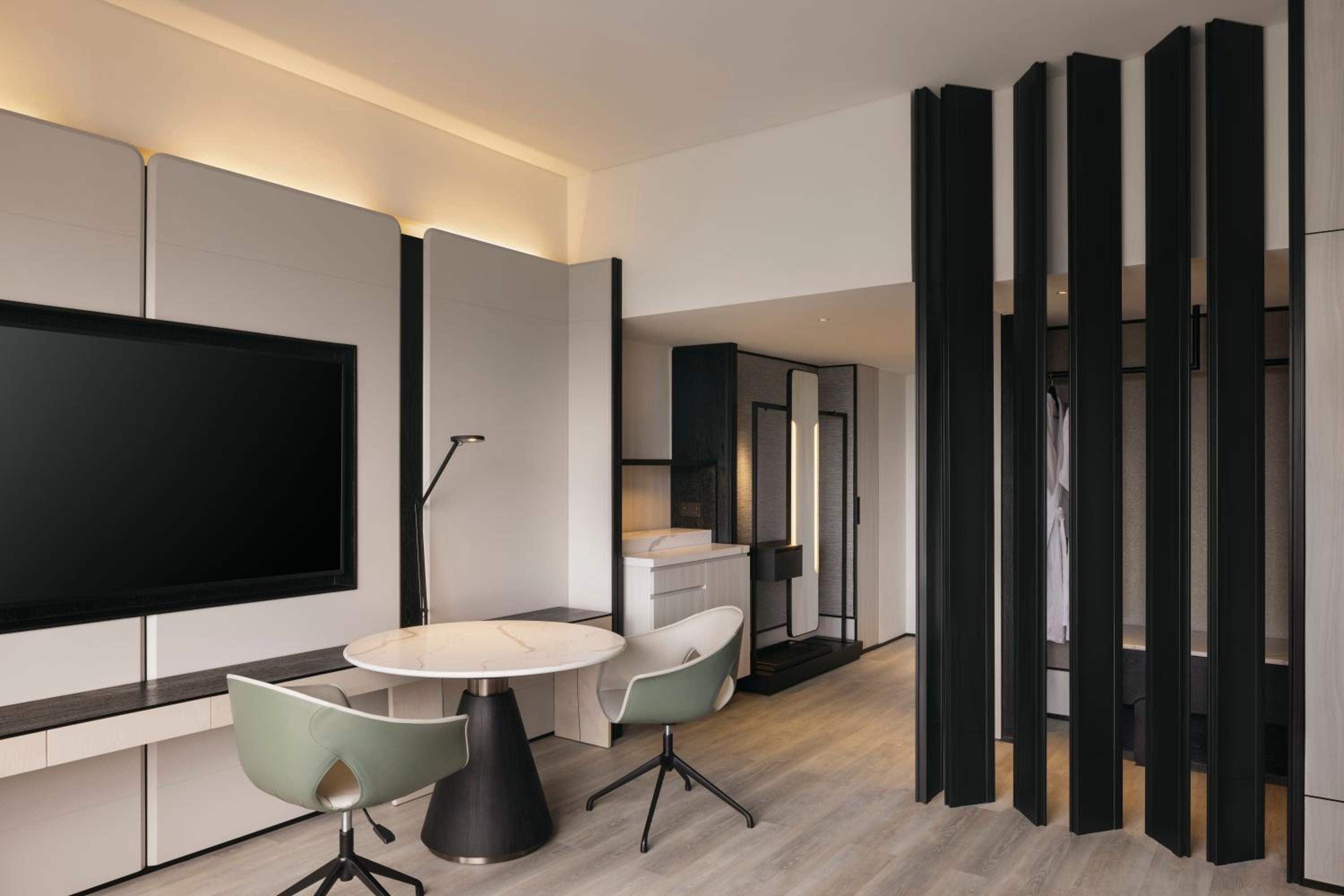 One-Bedroom King Suite - Lounge Access thumbnail 5