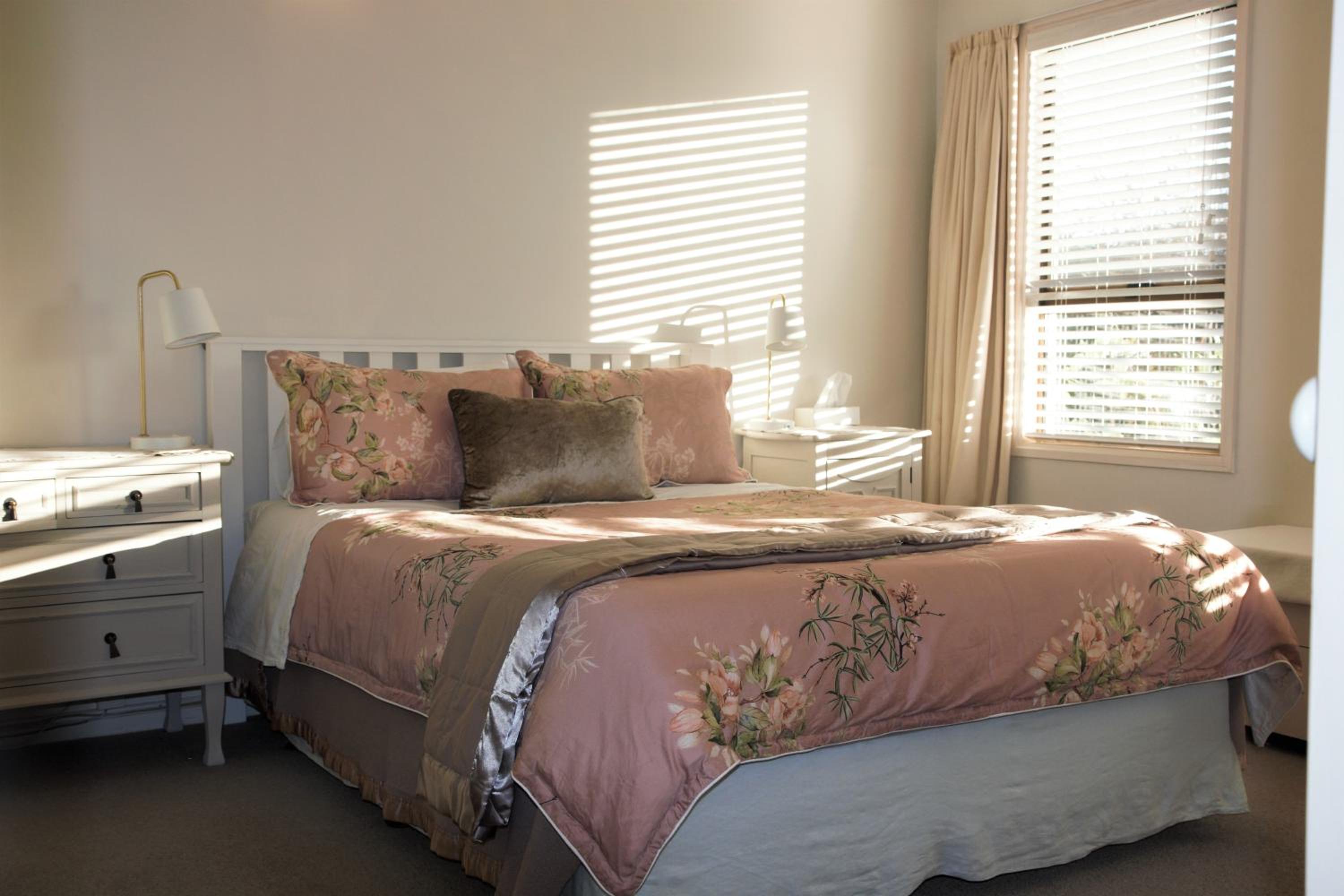 Queen Room with Garden View - Photo 5