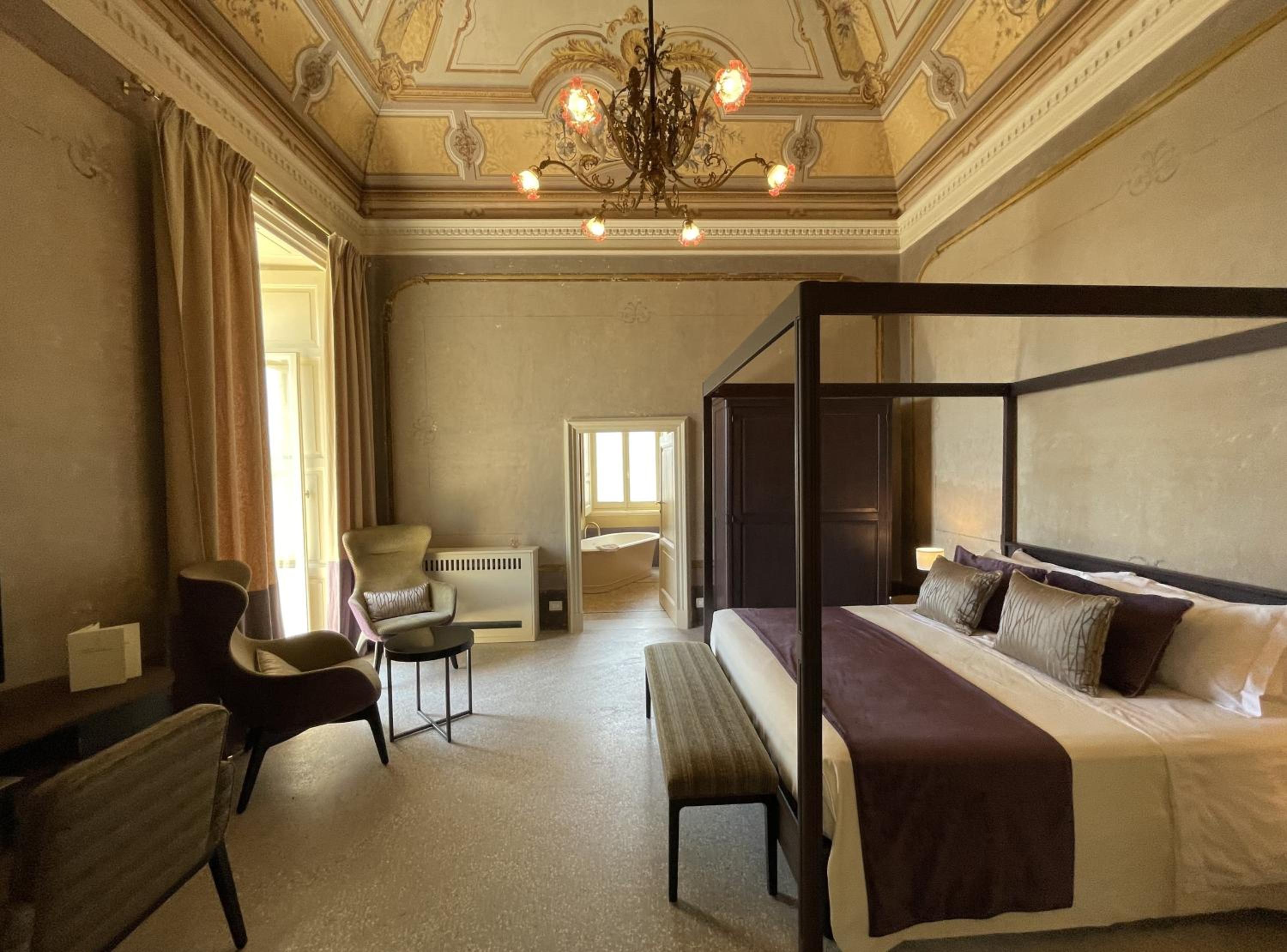 Deluxe King Suite