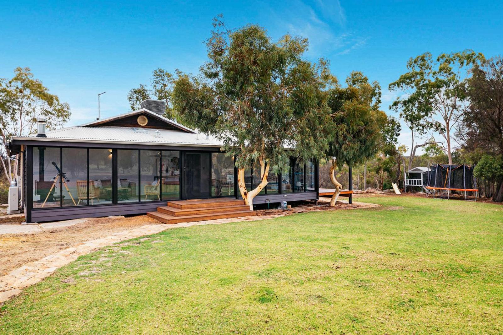 Three-Bedroom House photo 2