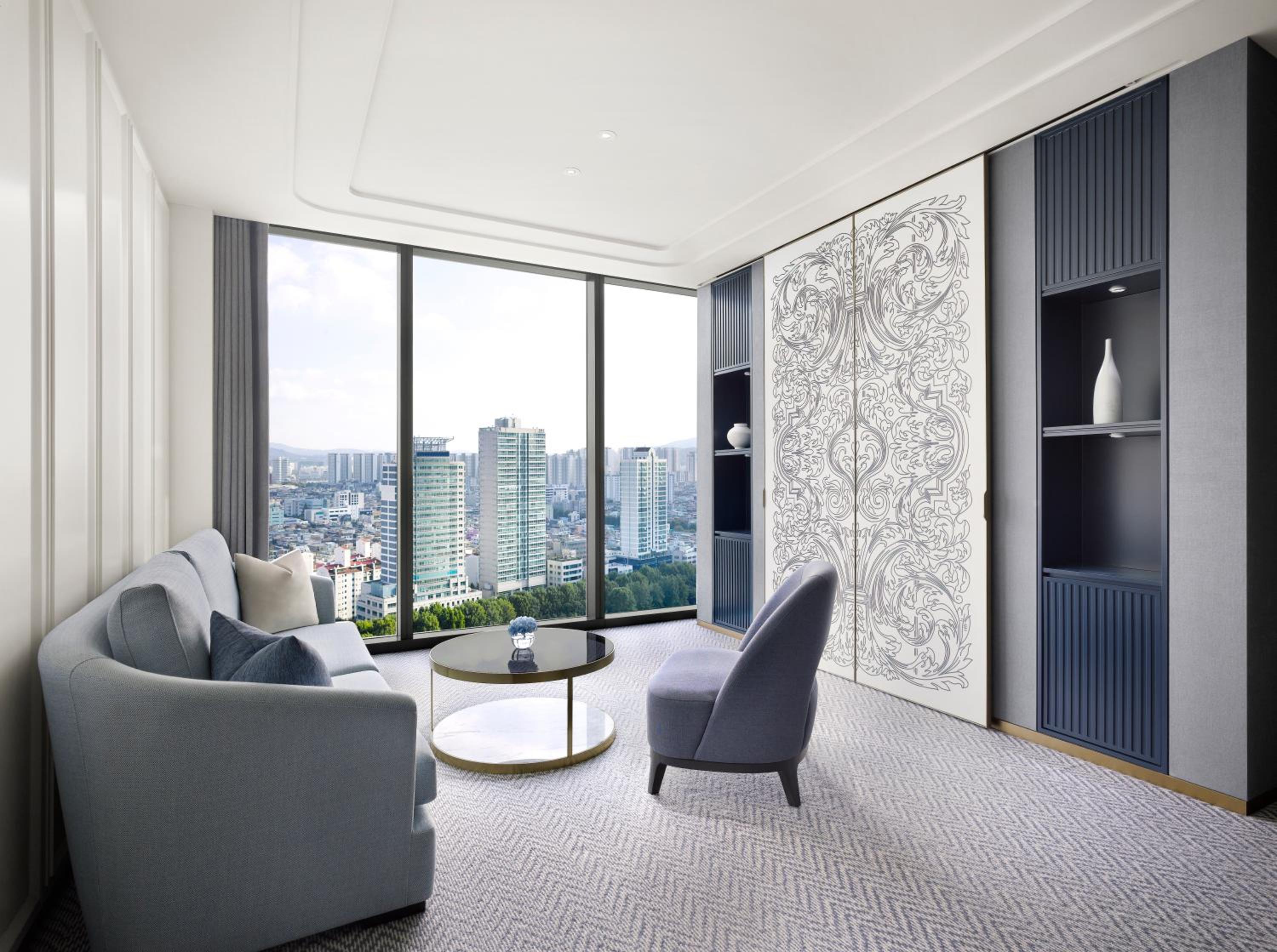 Prestige Family King Suite with Sofa Bed and Lake View - Photo 4