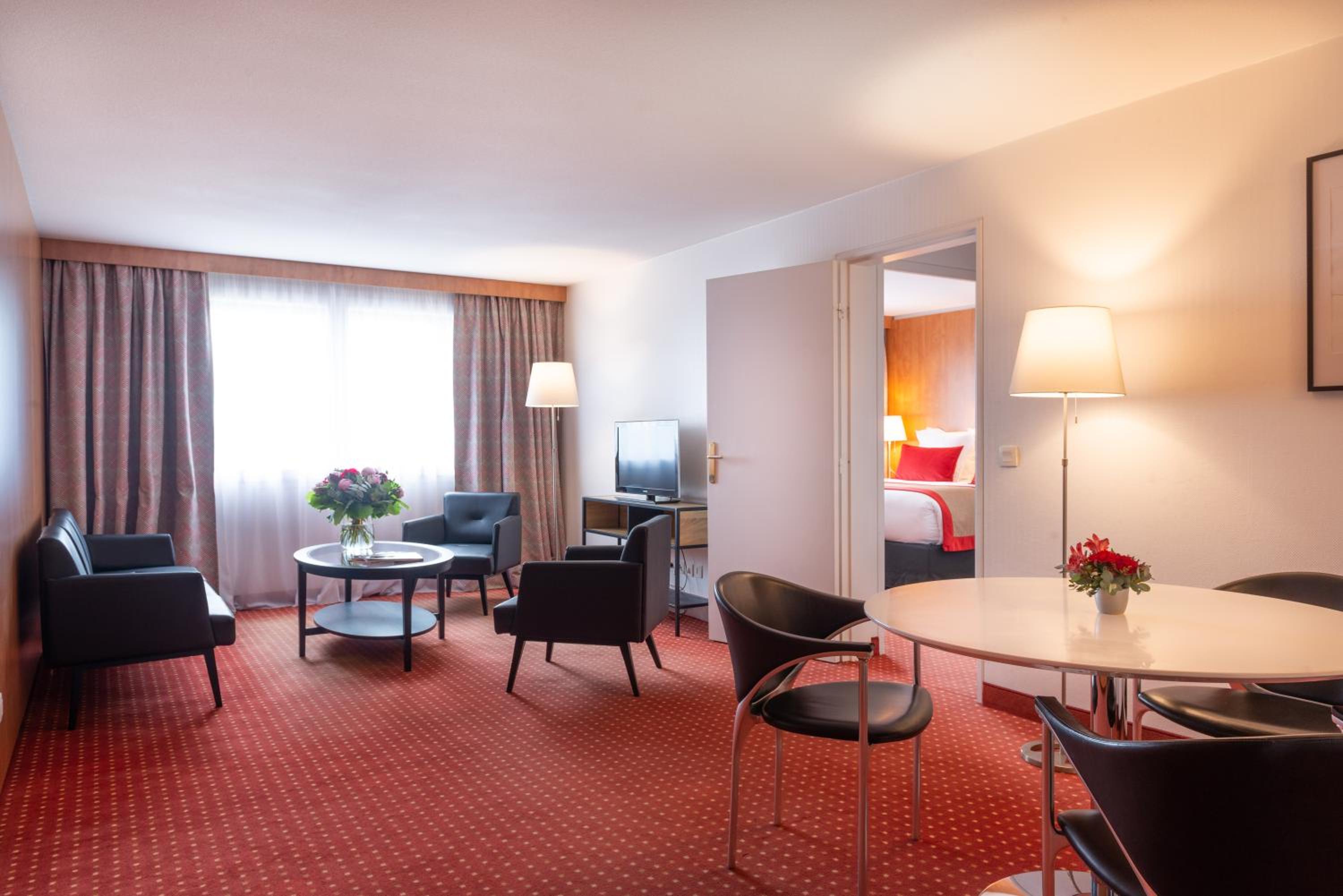 Suite - Photo 1