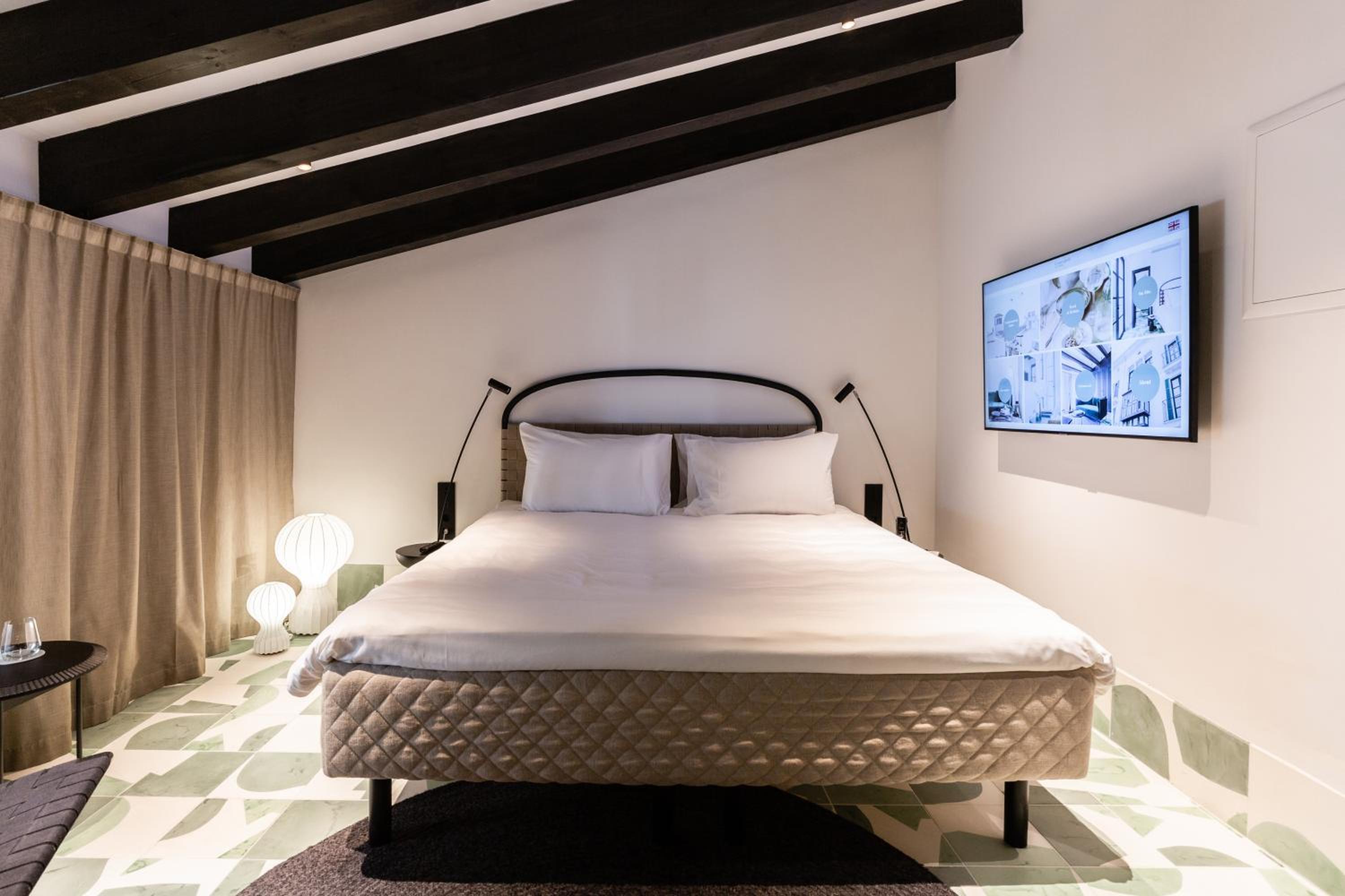 Double Attic Room - Photo 8