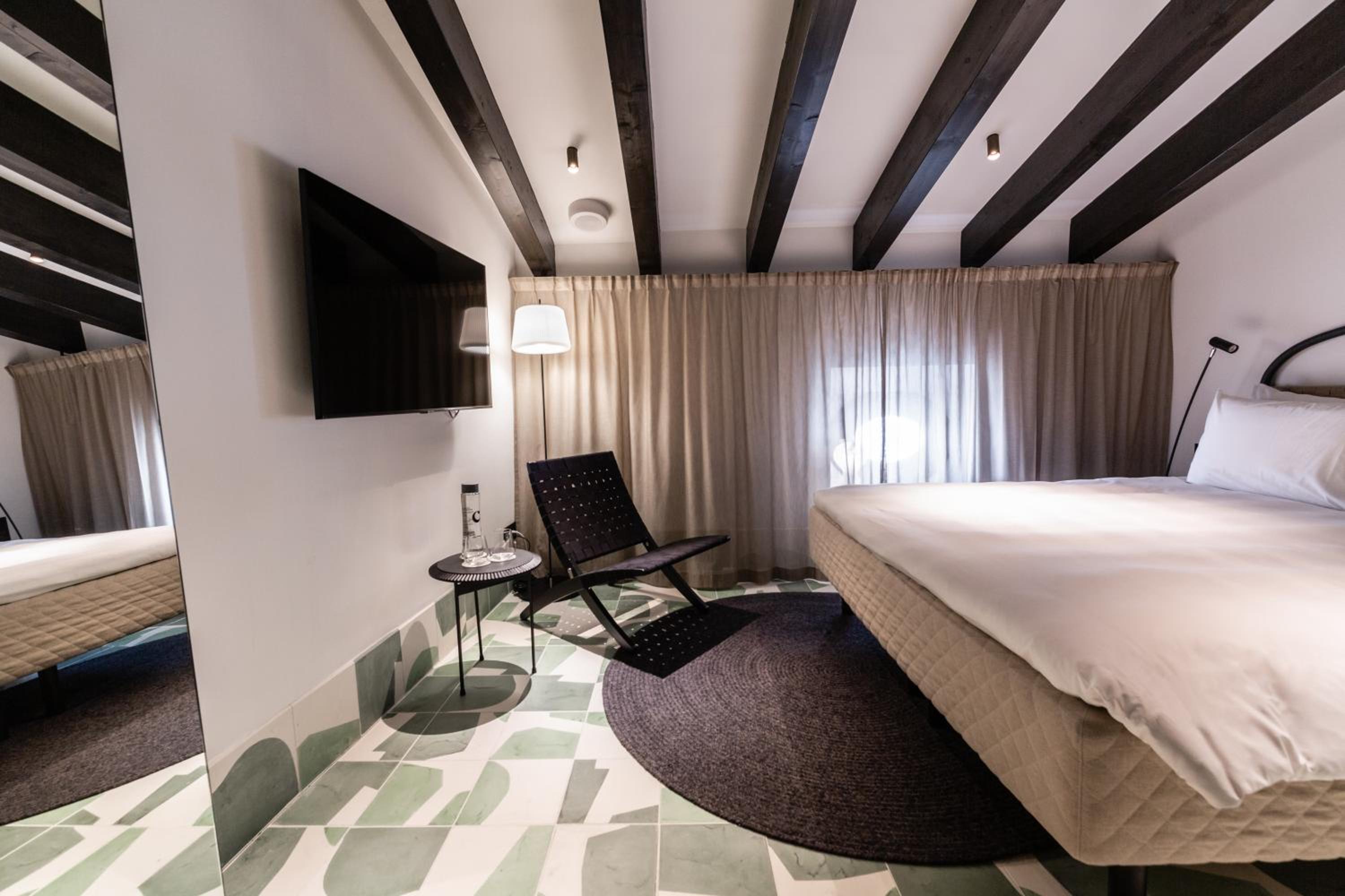 Double Attic Room - Photo 4