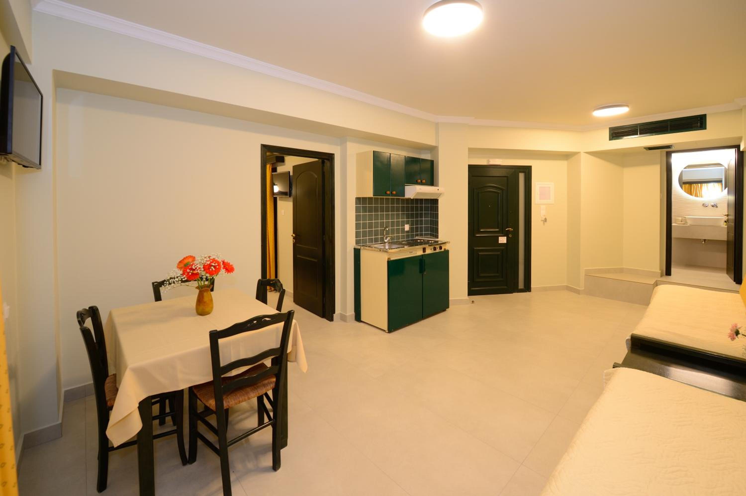 Family Apartment with Partial Sea View photo 2