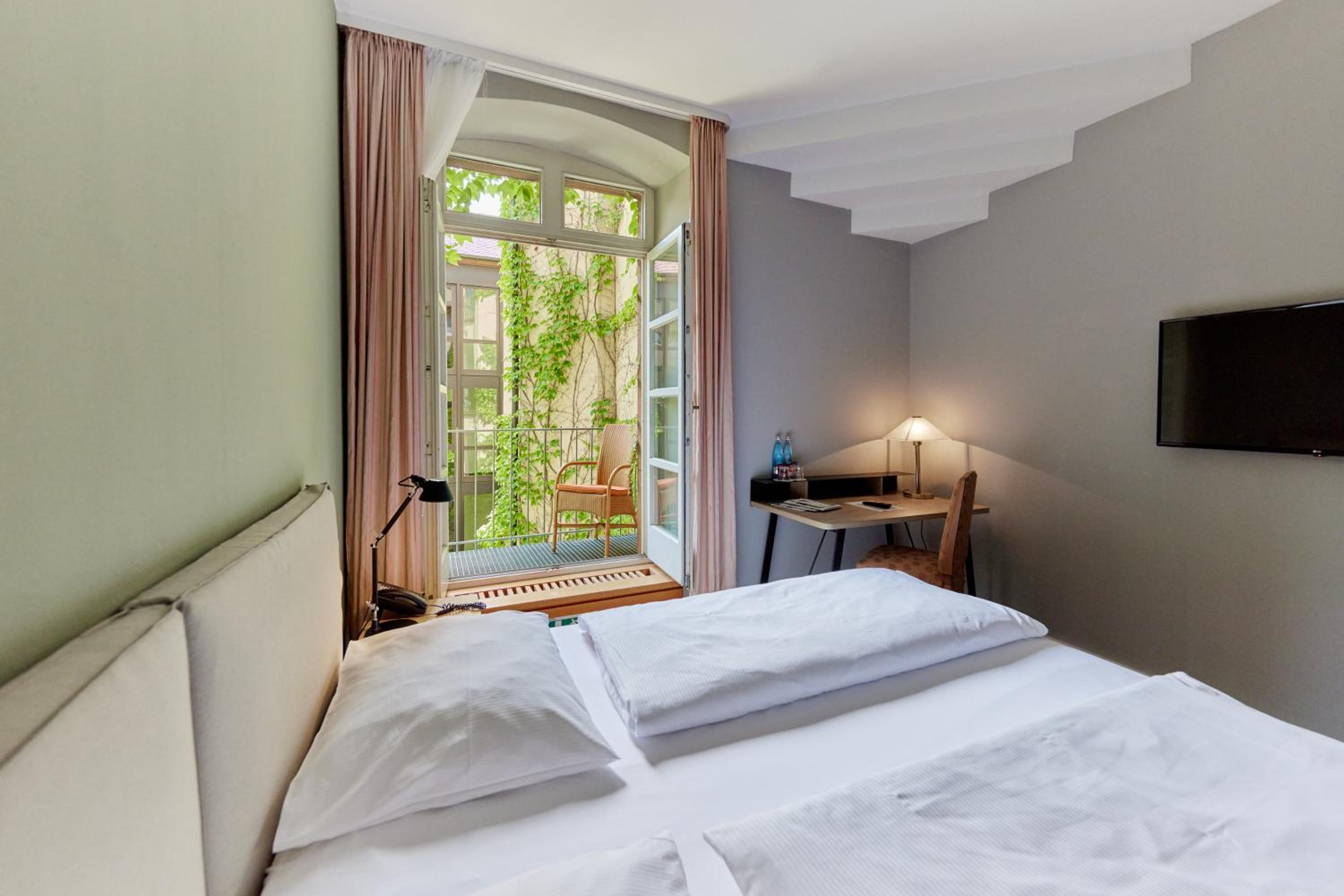 Standard Double Room - Photo 4