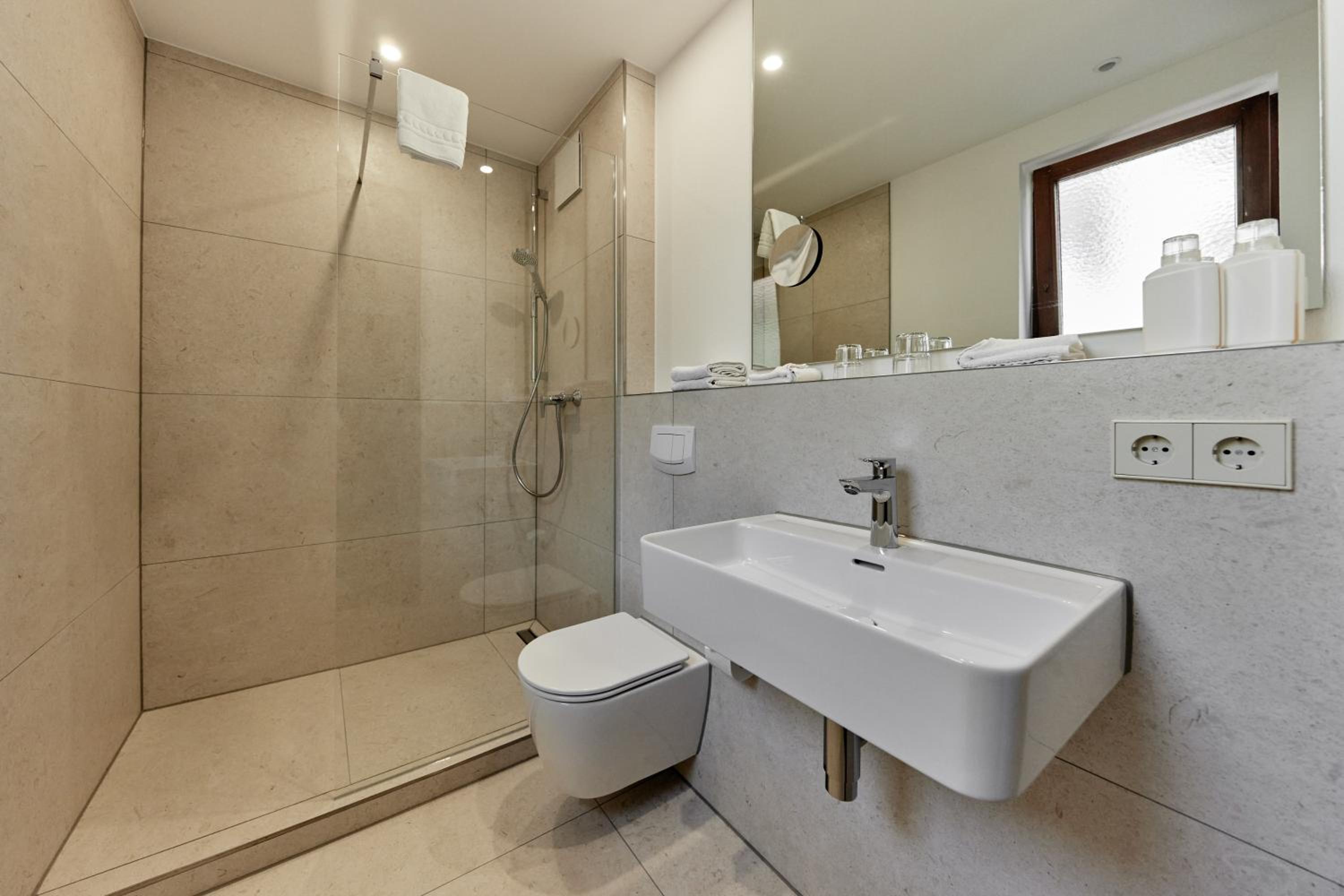Deluxe Double Room thumbnail 6