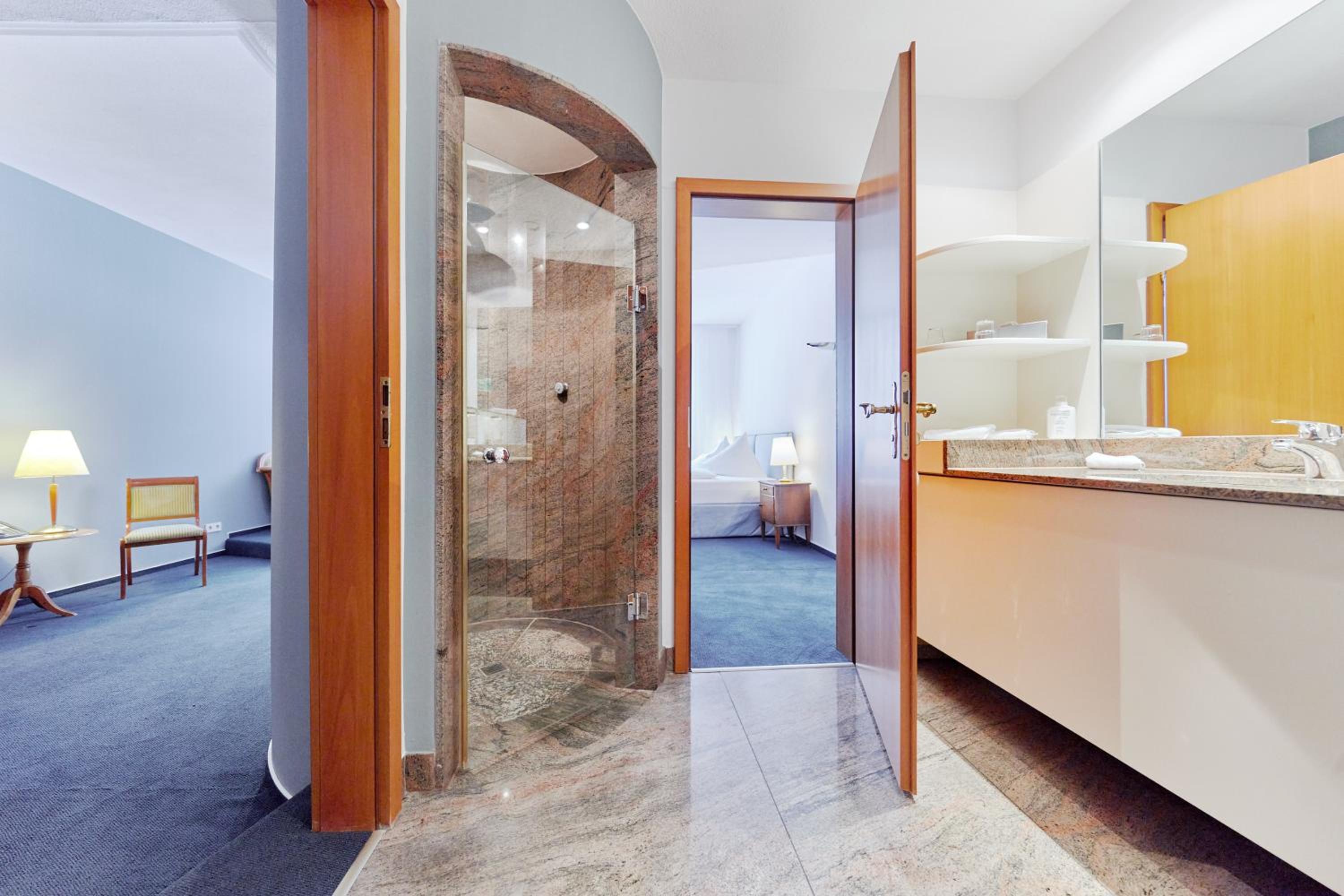 Suite - Photo 11