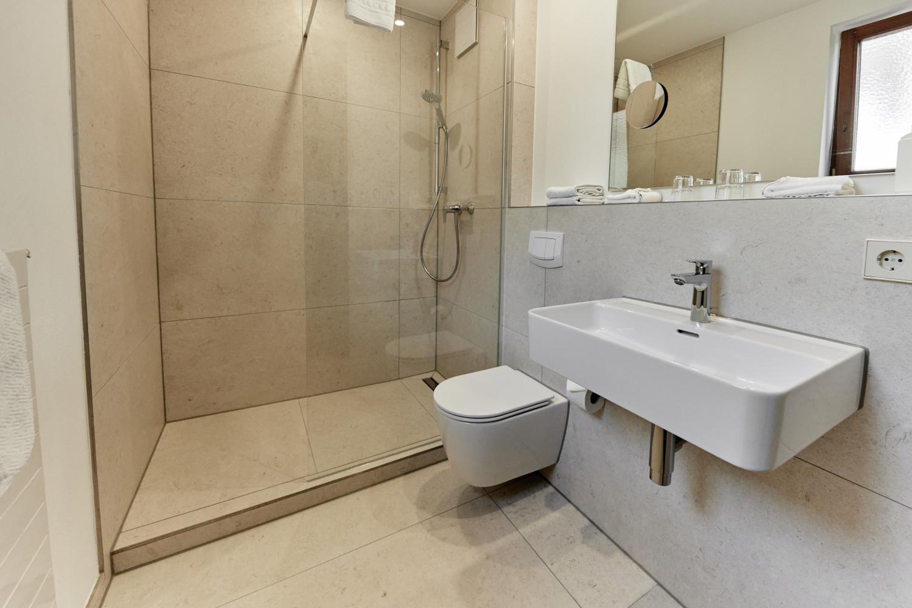 Deluxe Double Room thumbnail 5