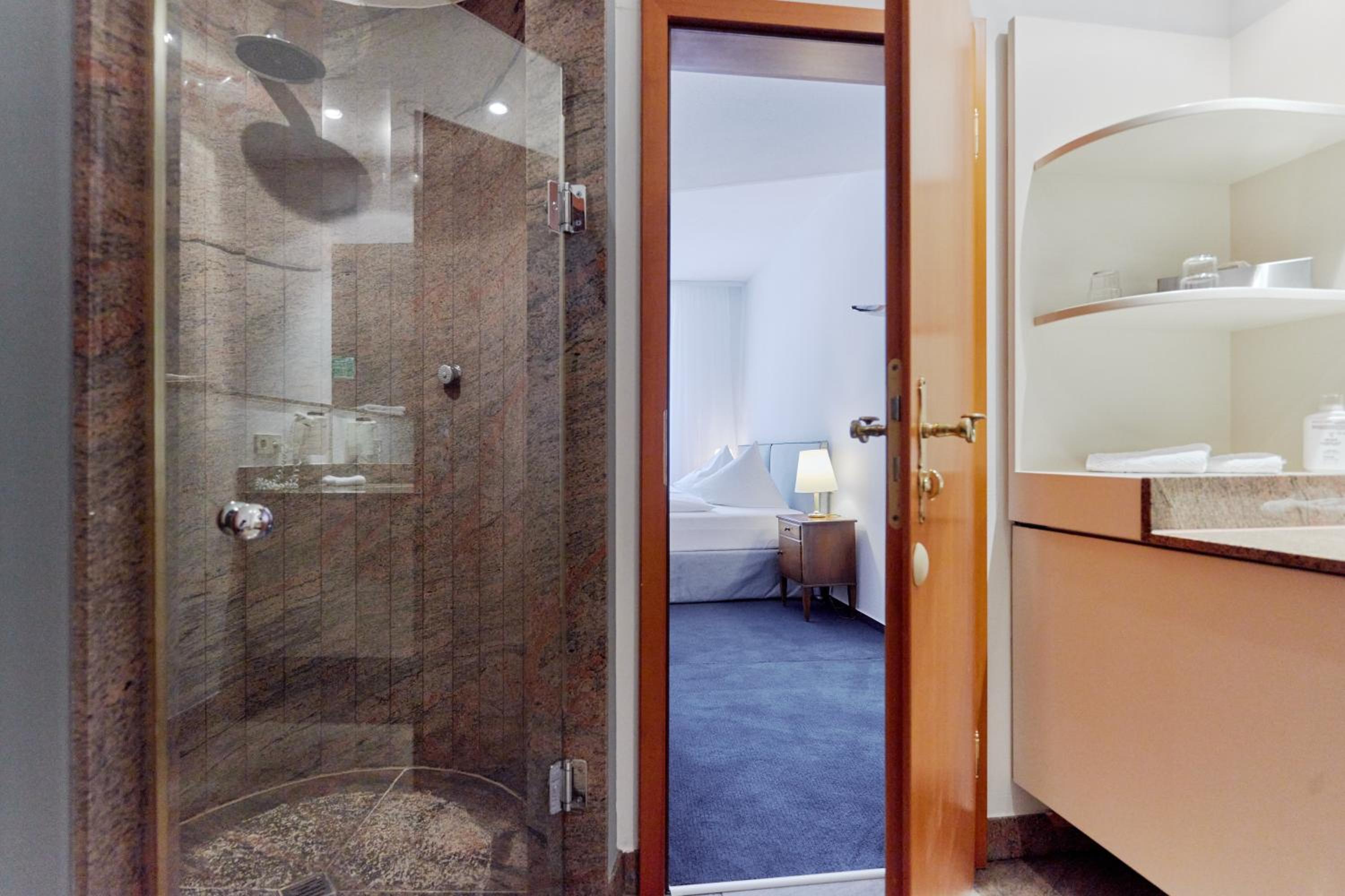Suite - Photo 3