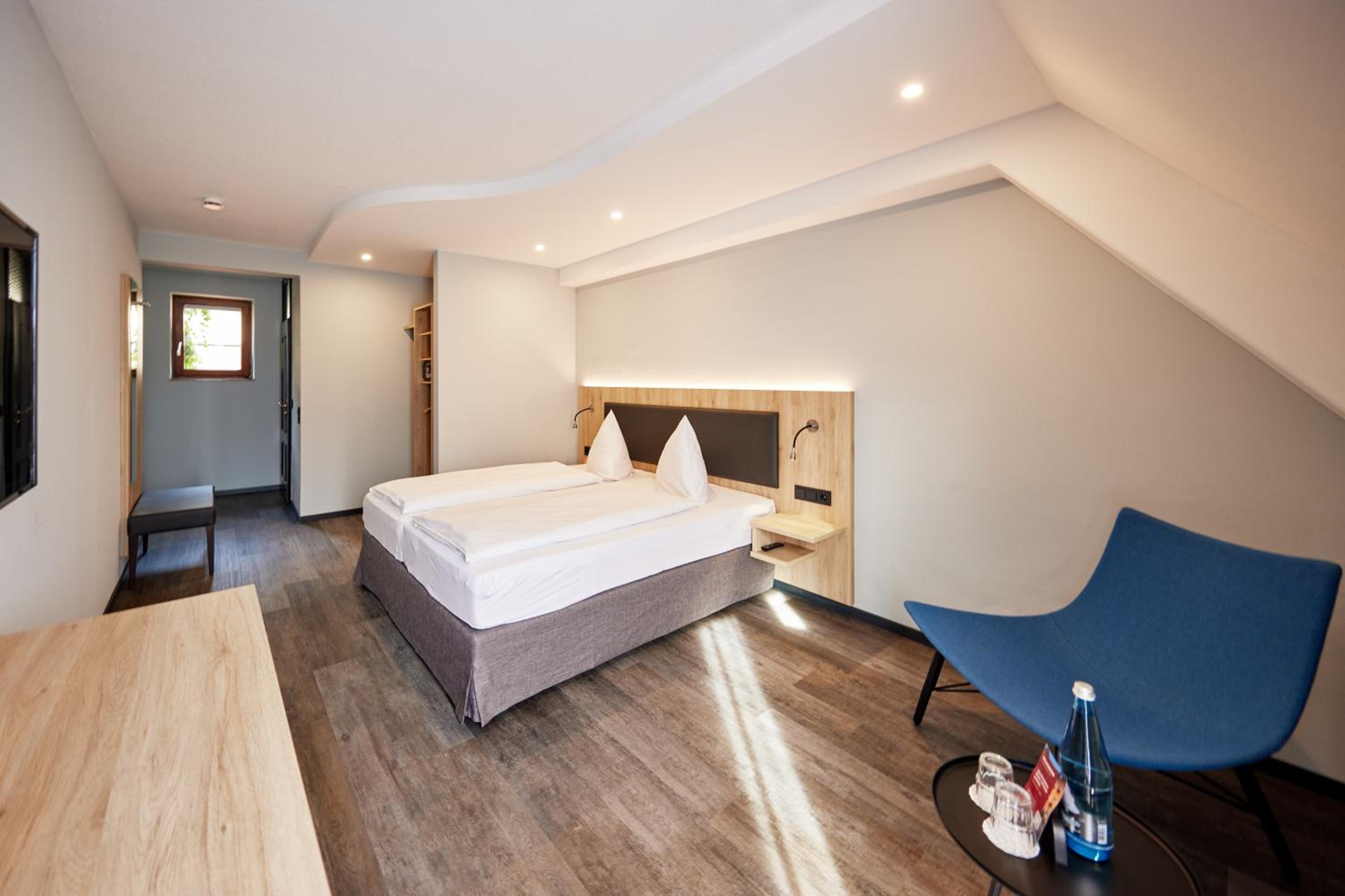 Standard Double Room thumbnail 6