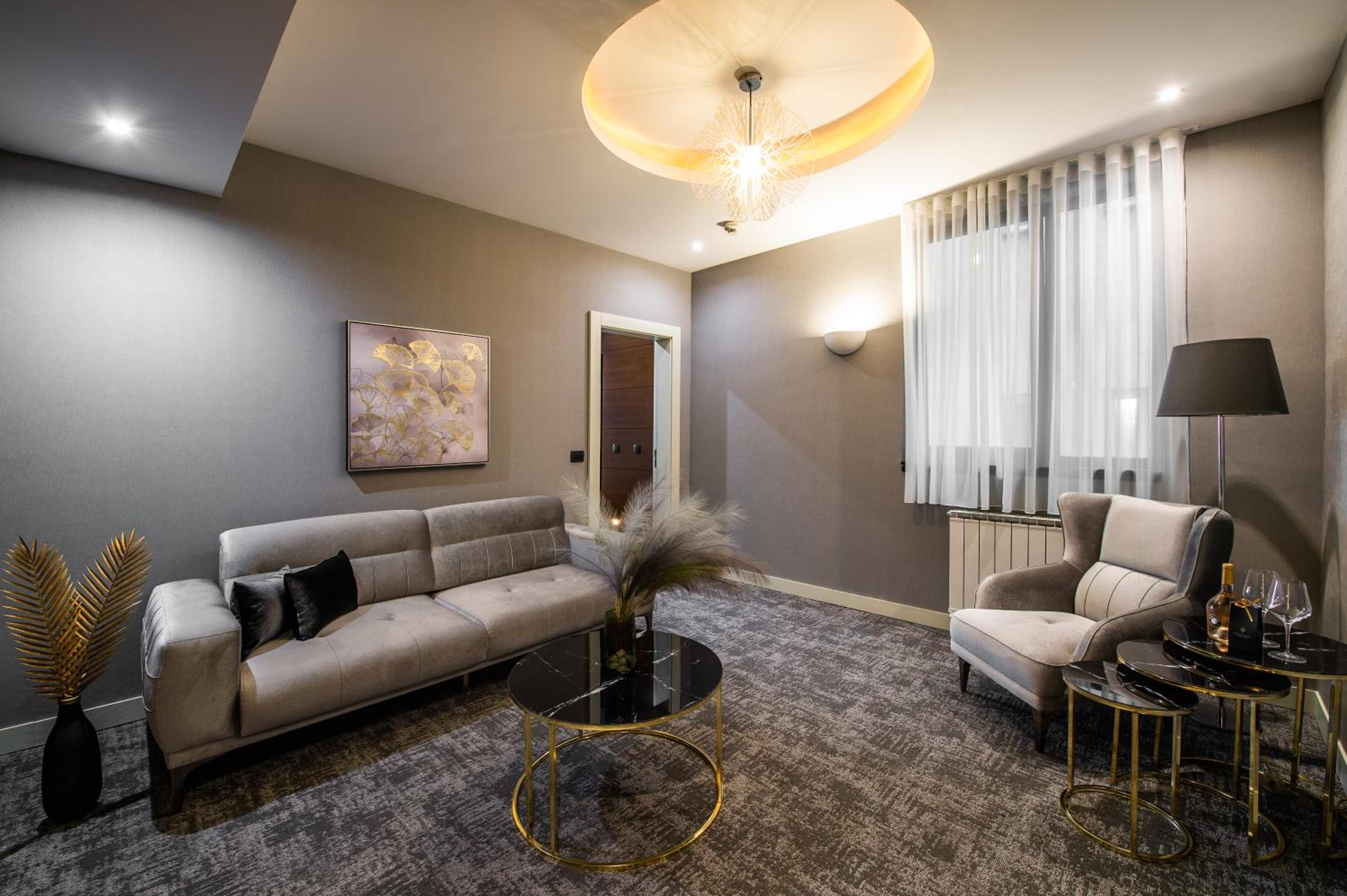 Business Suite - Photo 3