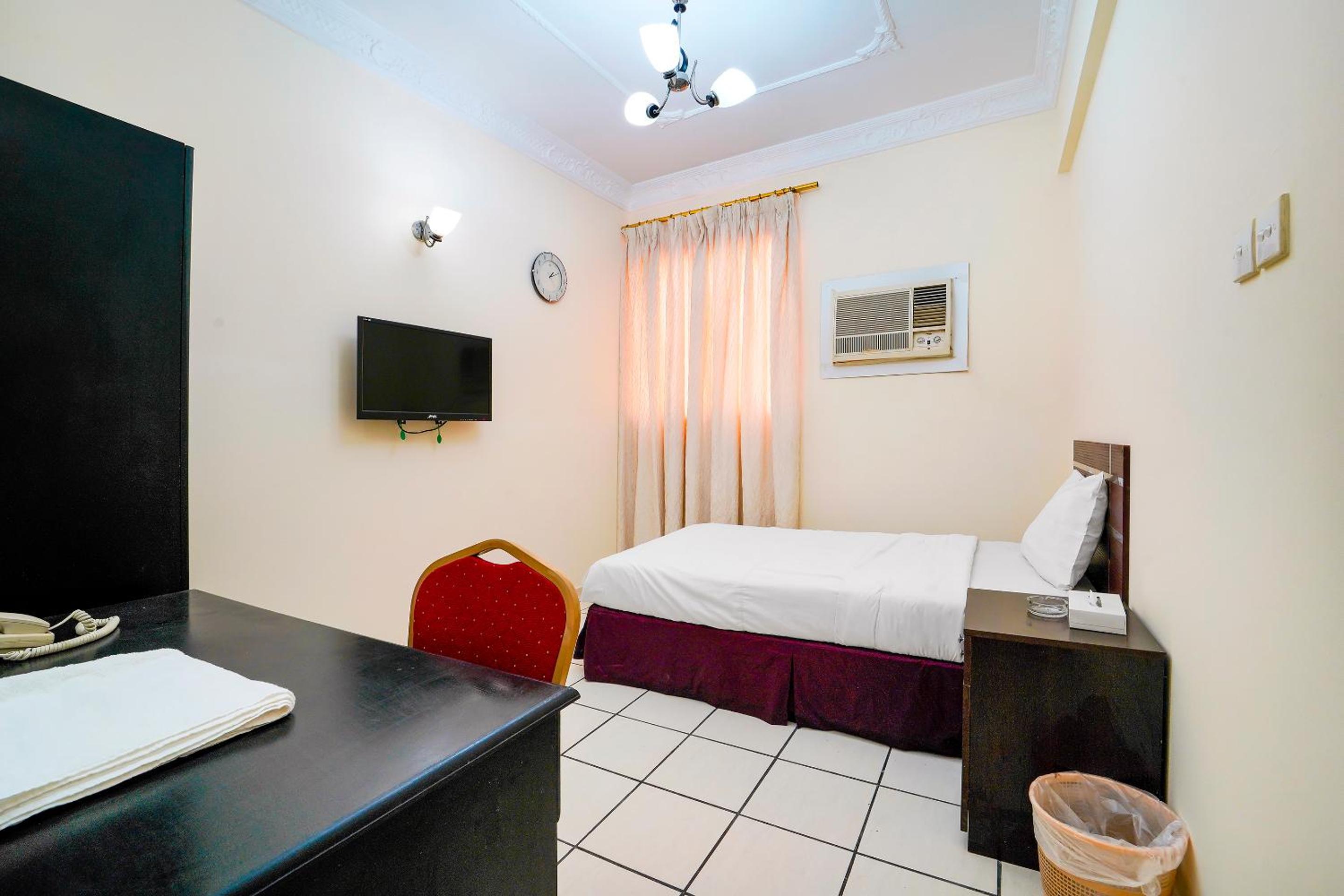 One-Bedroom Apartment - Photo 2