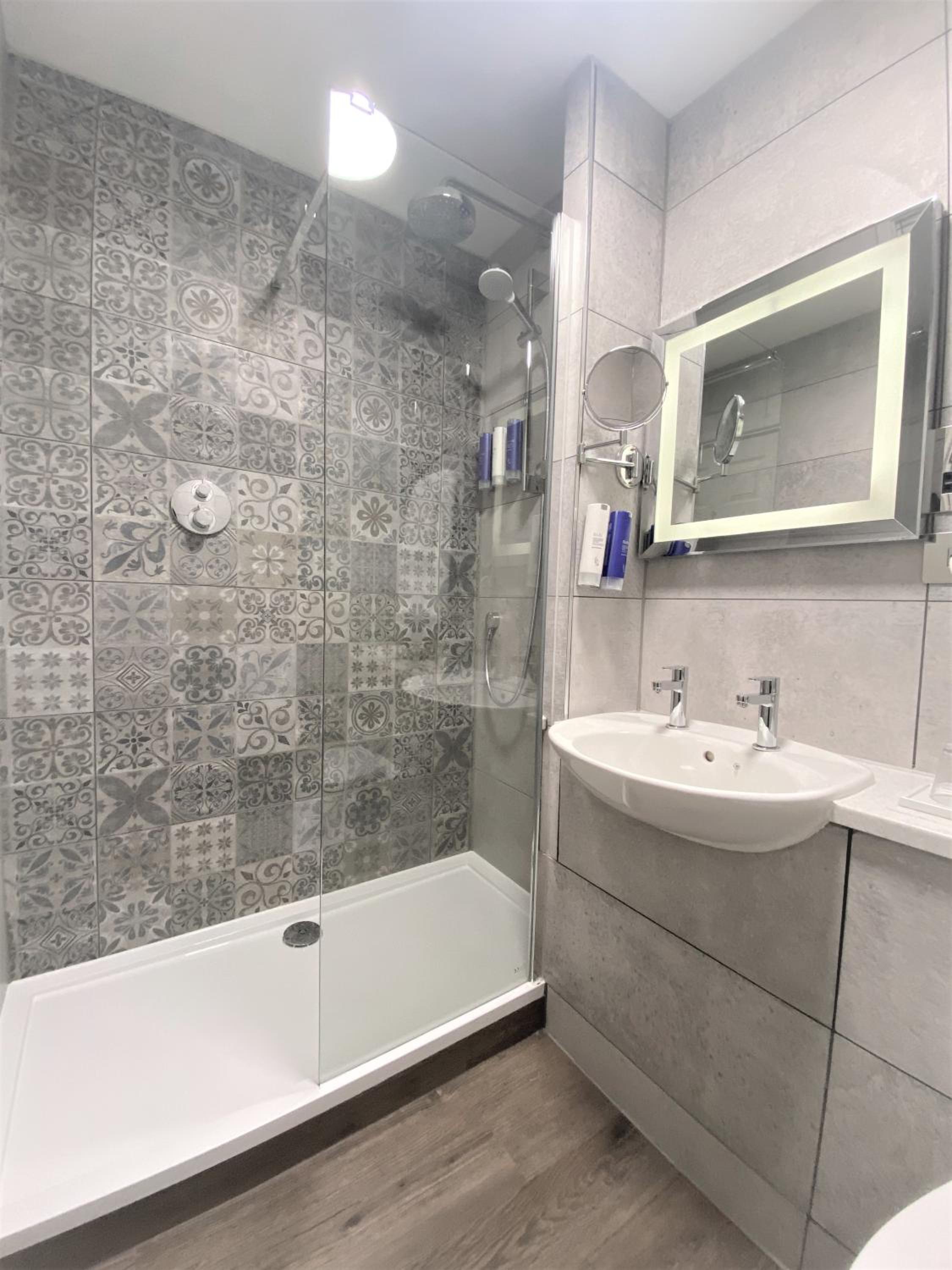 Premium Twin Room - Photo 3