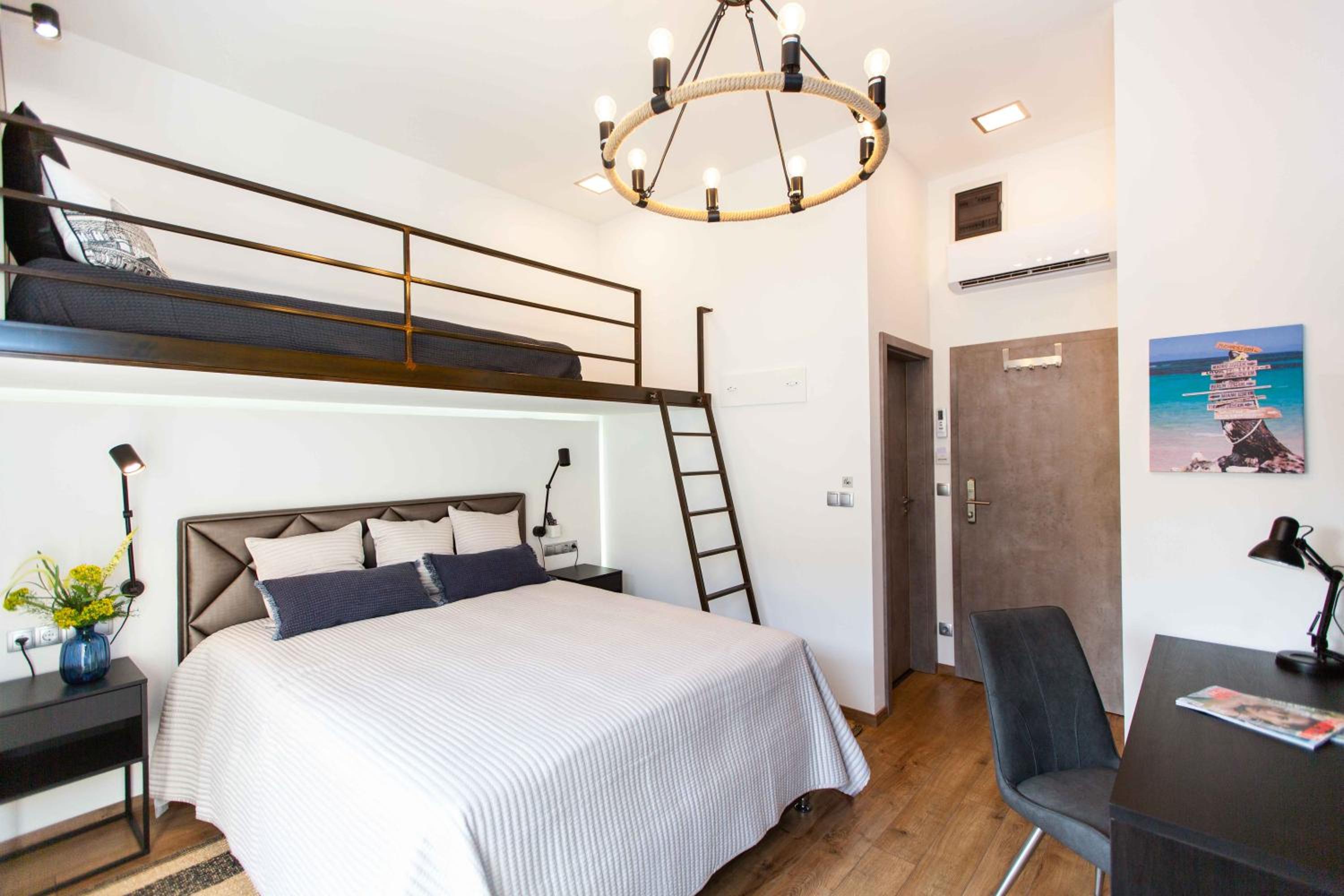 Triple Room with Balcony - Photo 5