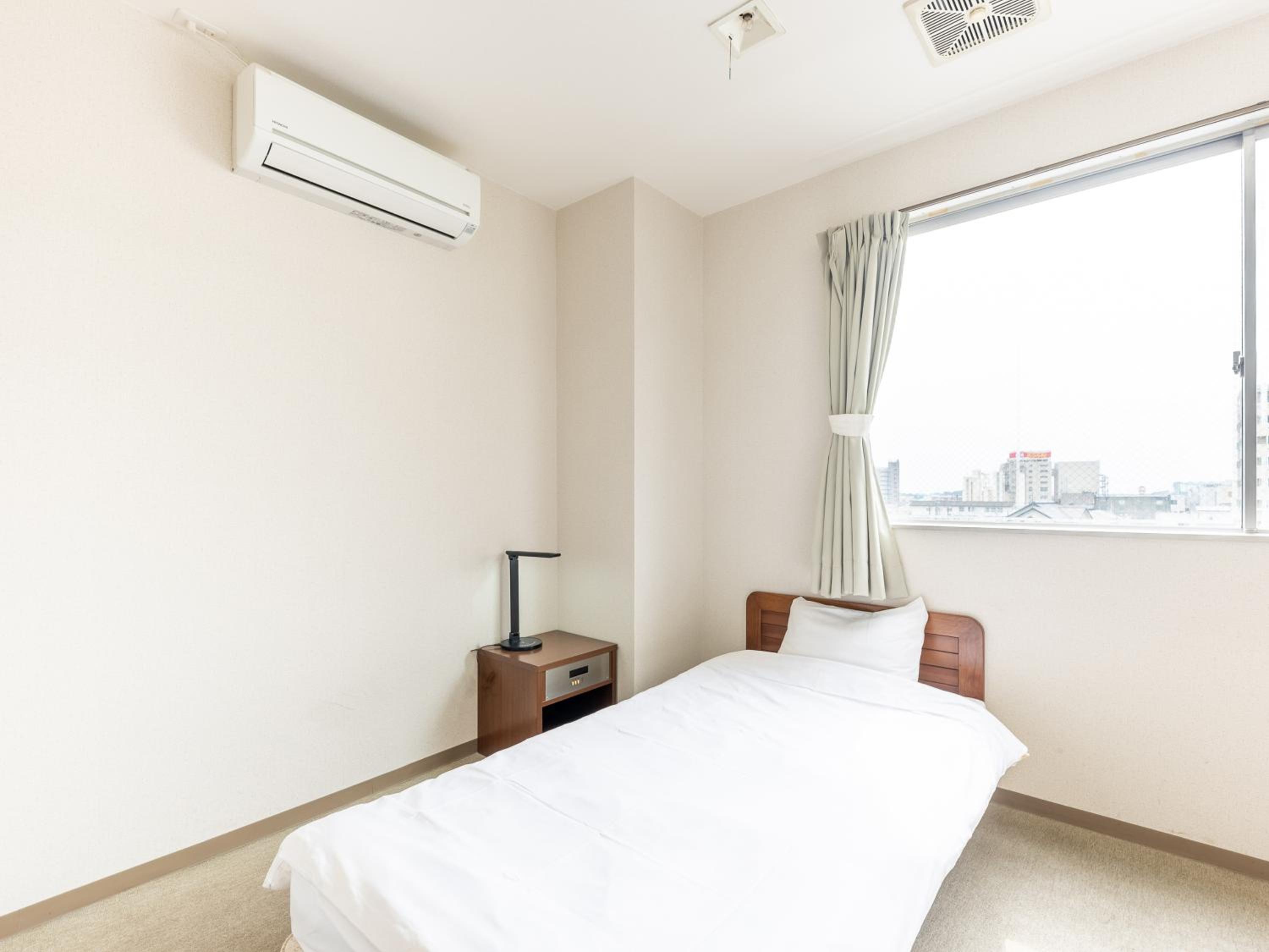 Single Room - Smoking photo 3