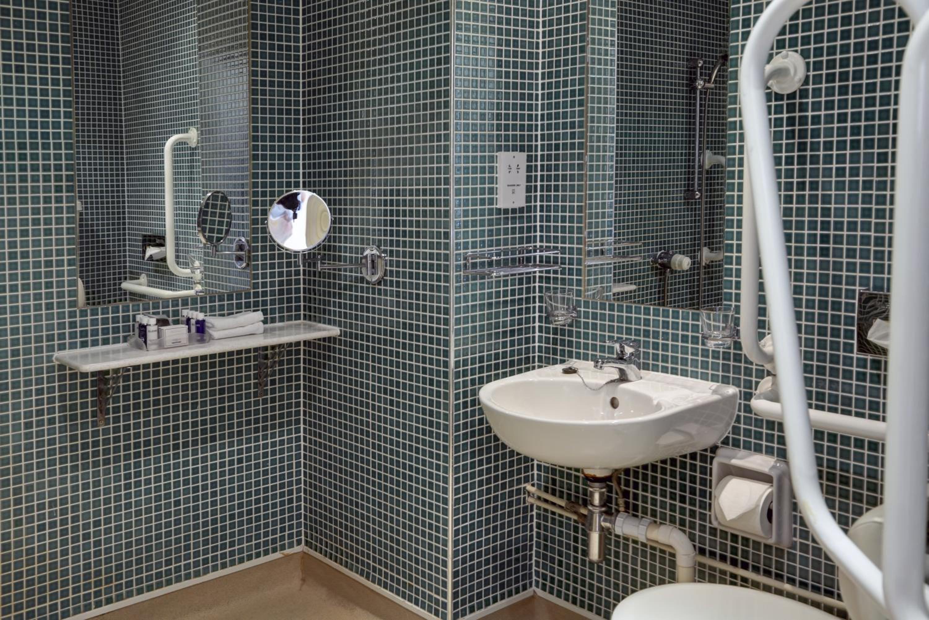 Twin Room - Disability Access - Photo 3