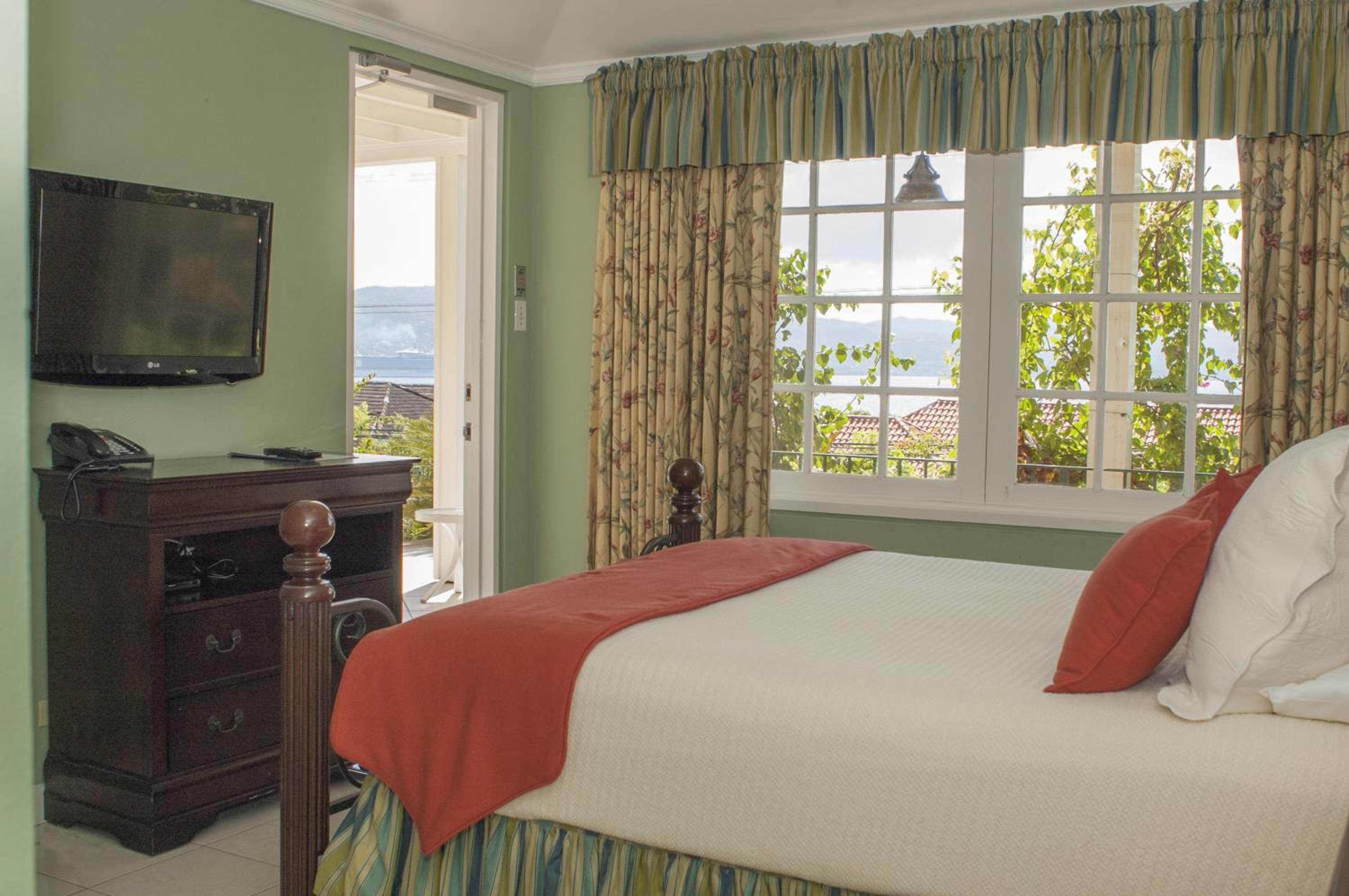 Queen Standard Room