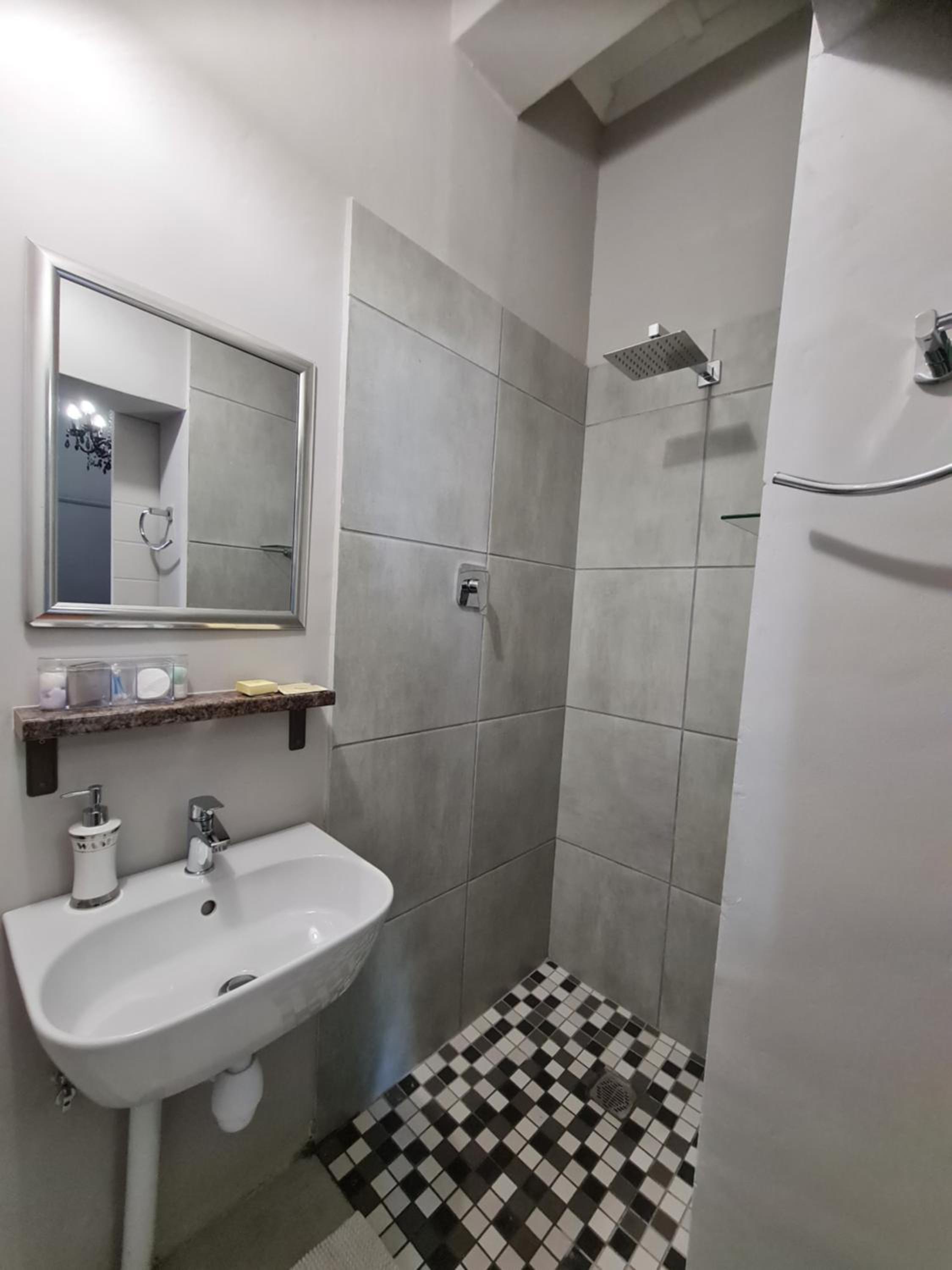 Small Double Room - Photo 3