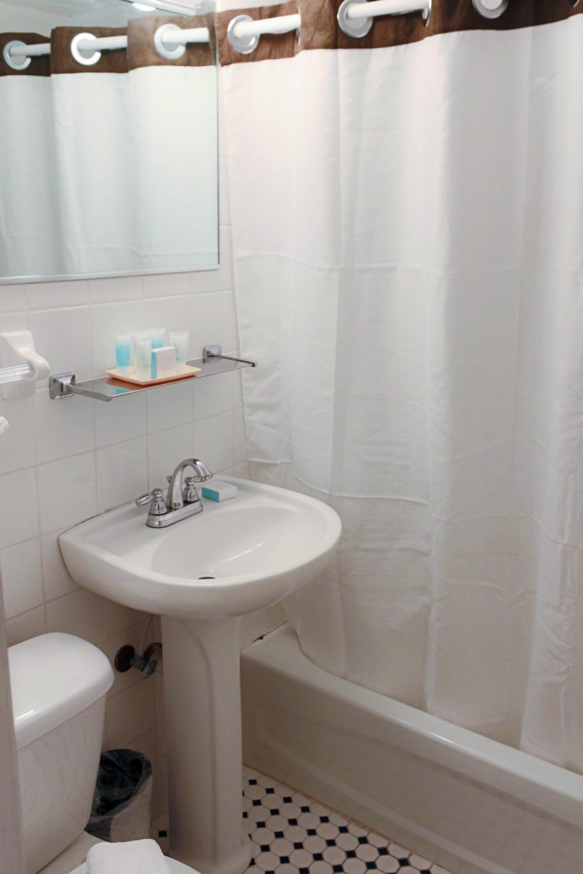 Standard Double Hotel Room with Two Double Beds - Free Parking - Photo 6