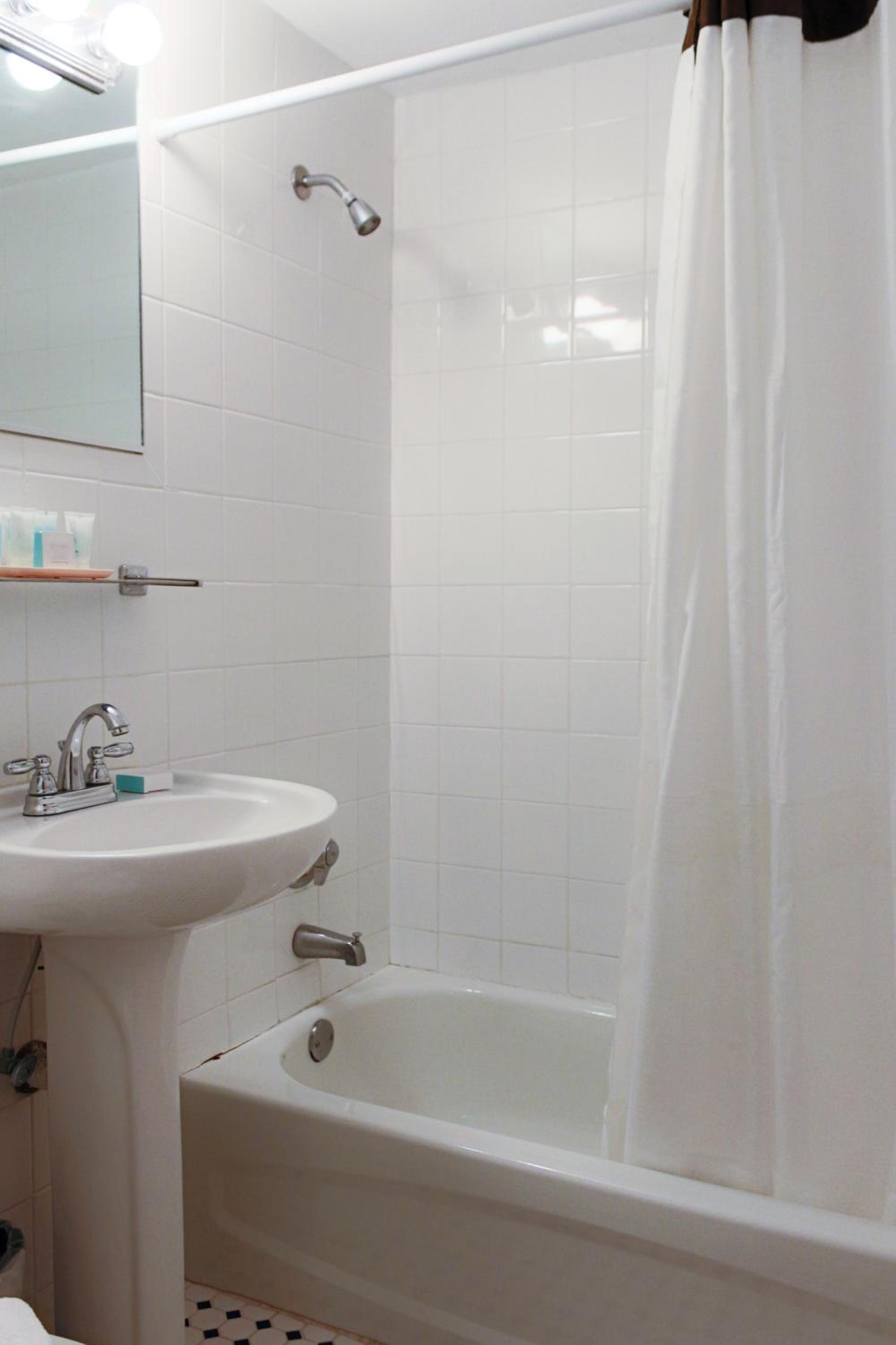 Standard Double Hotel Room with Two Double Beds - Free Parking - Photo 5