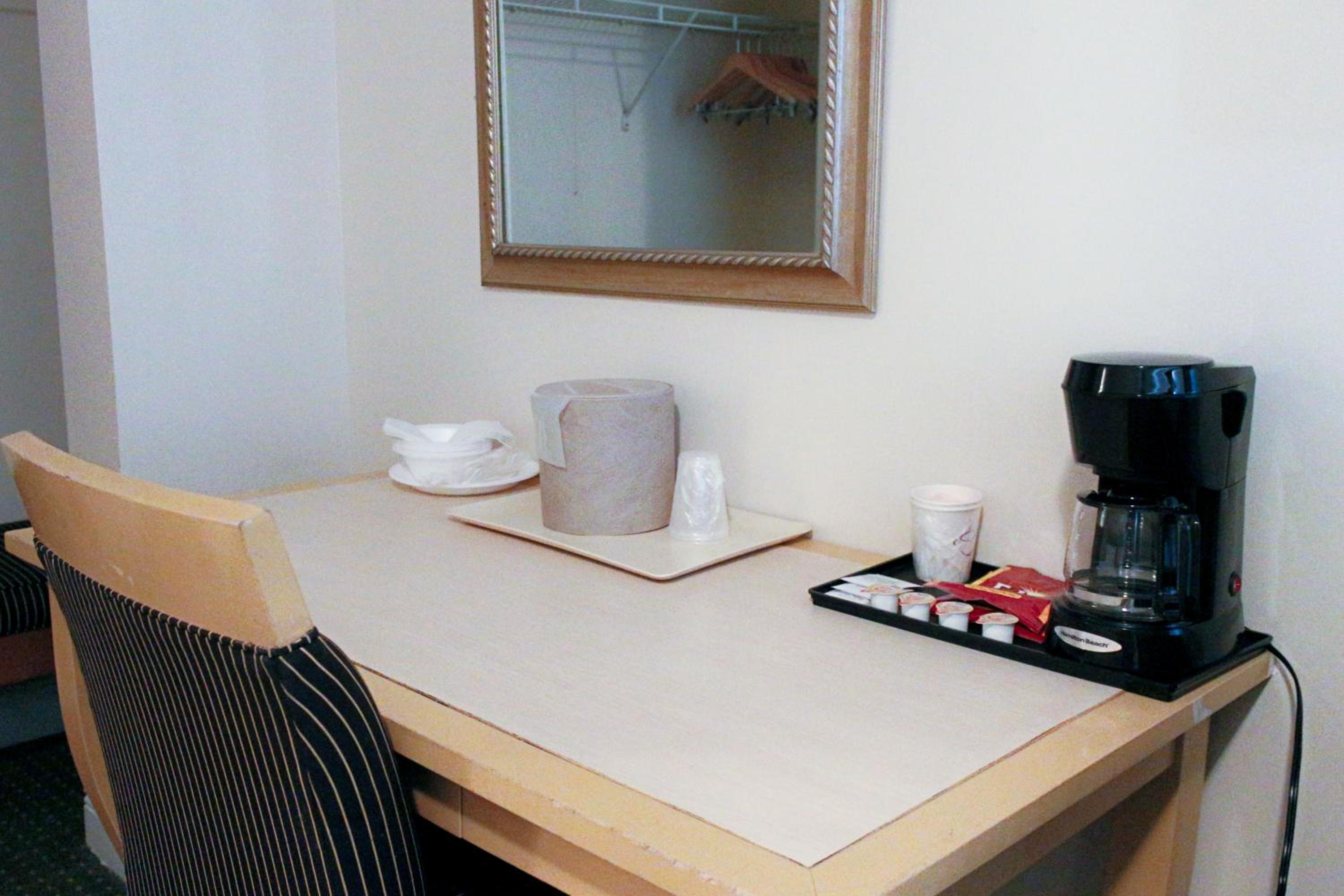 Standard Double Hotel Room with Two Double Beds - Free Parking - Photo 8
