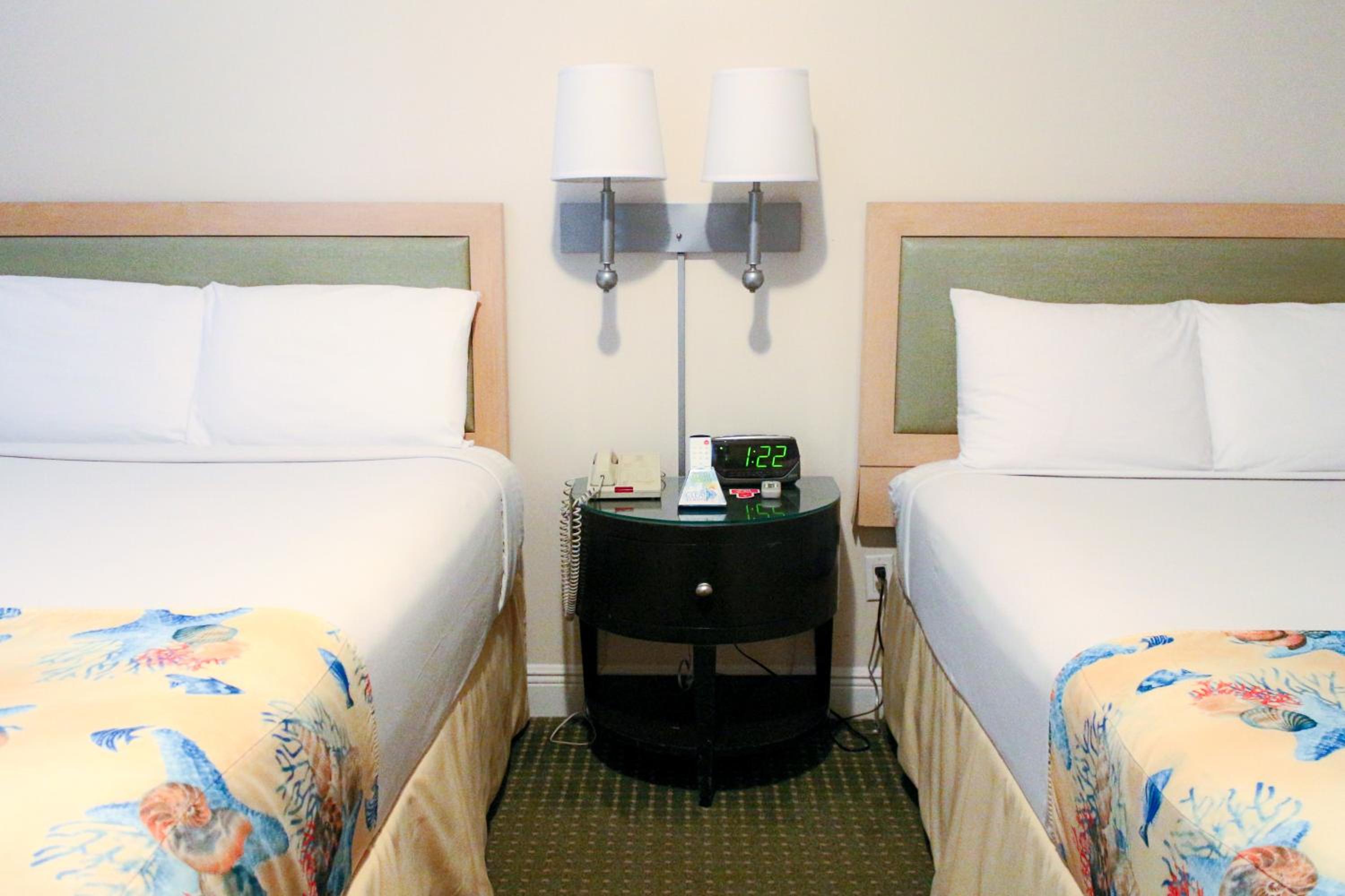 Standard Double Hotel Room with Two Double Beds - Free Parking - Photo 7