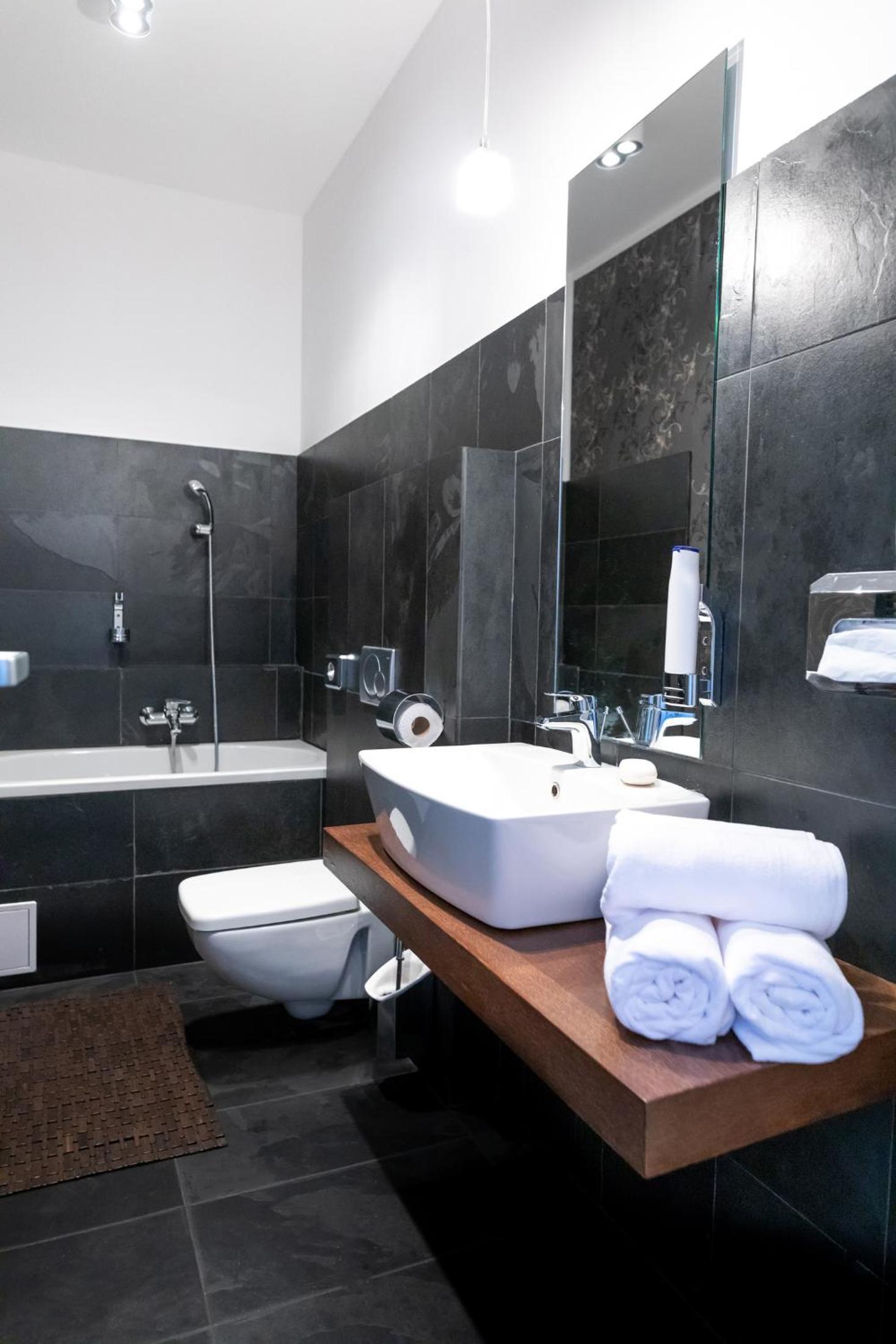 Deluxe Double or Twin Room - Photo 4