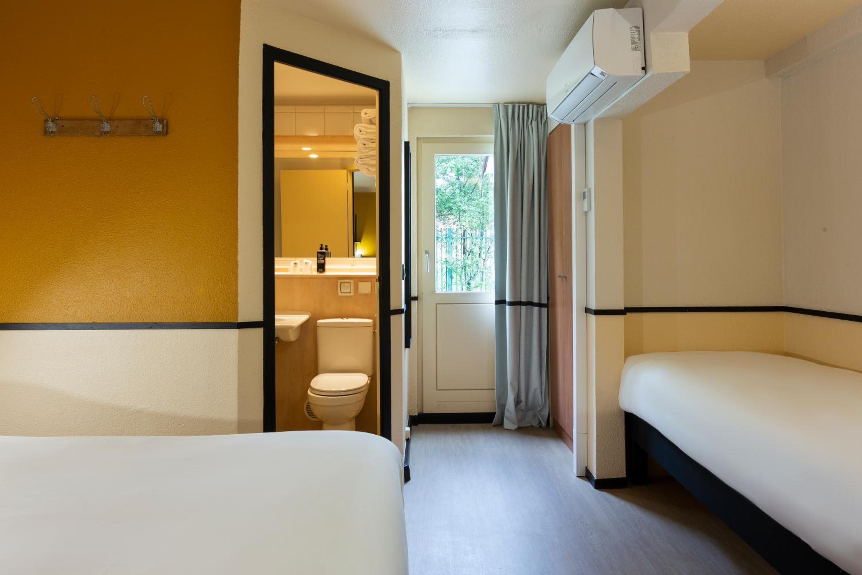 Pop Room with One Double Bed and One Single Bed - Photo 1