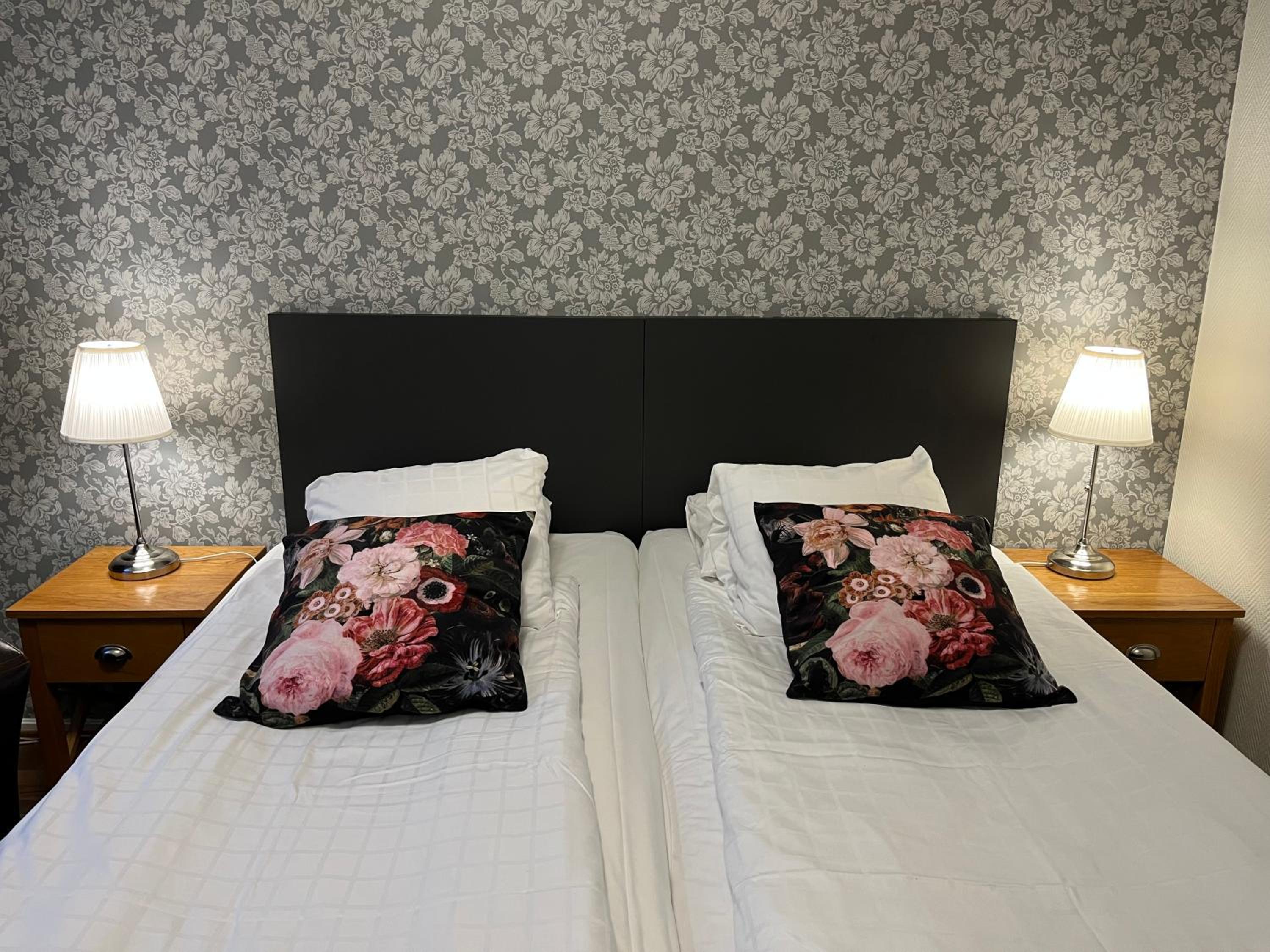 Standard Double Room - Photo 11