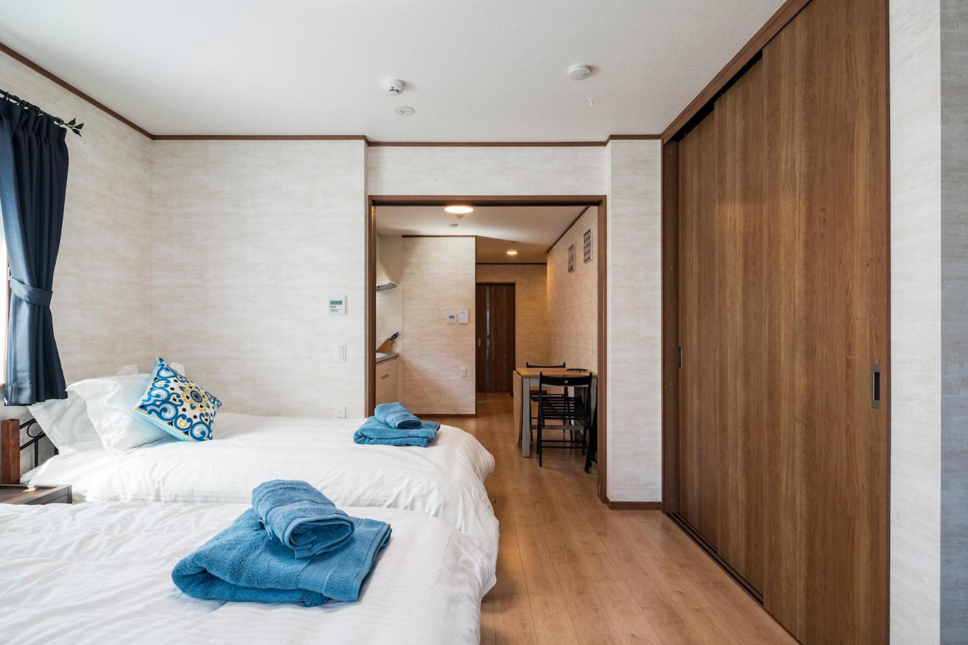 Quadruple Room with Private Bathroom - Photo 23