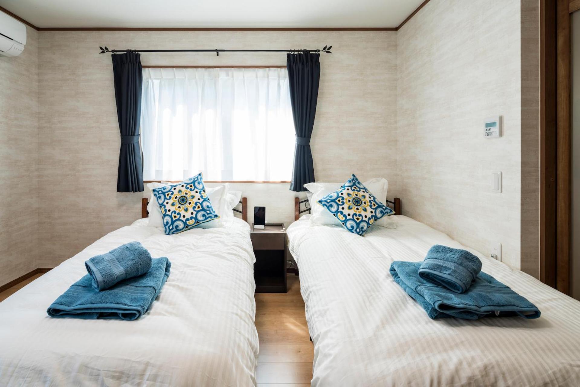 Quadruple Room with Private Bathroom - Photo 25