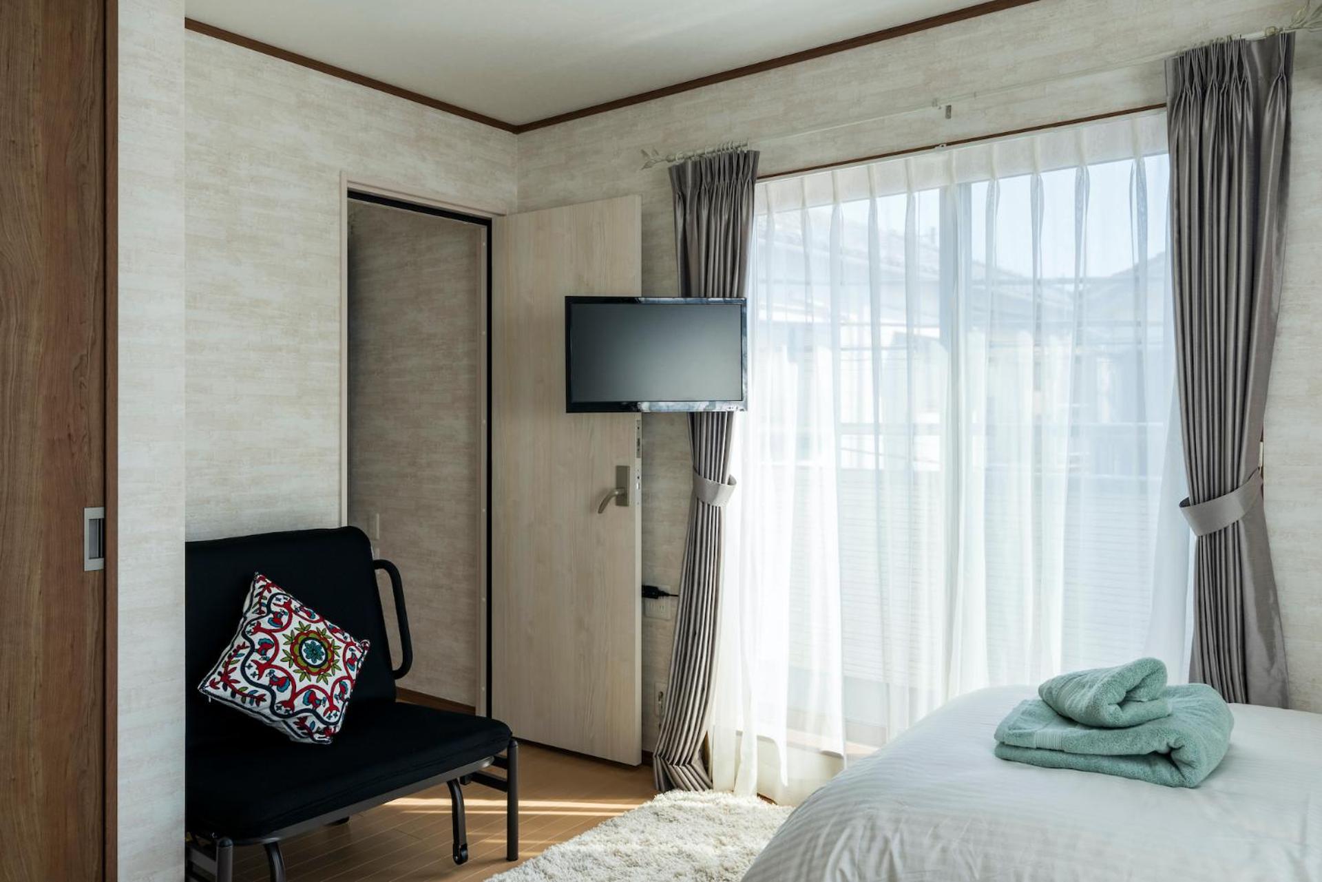 Quadruple Room with Private Bathroom - Photo 22