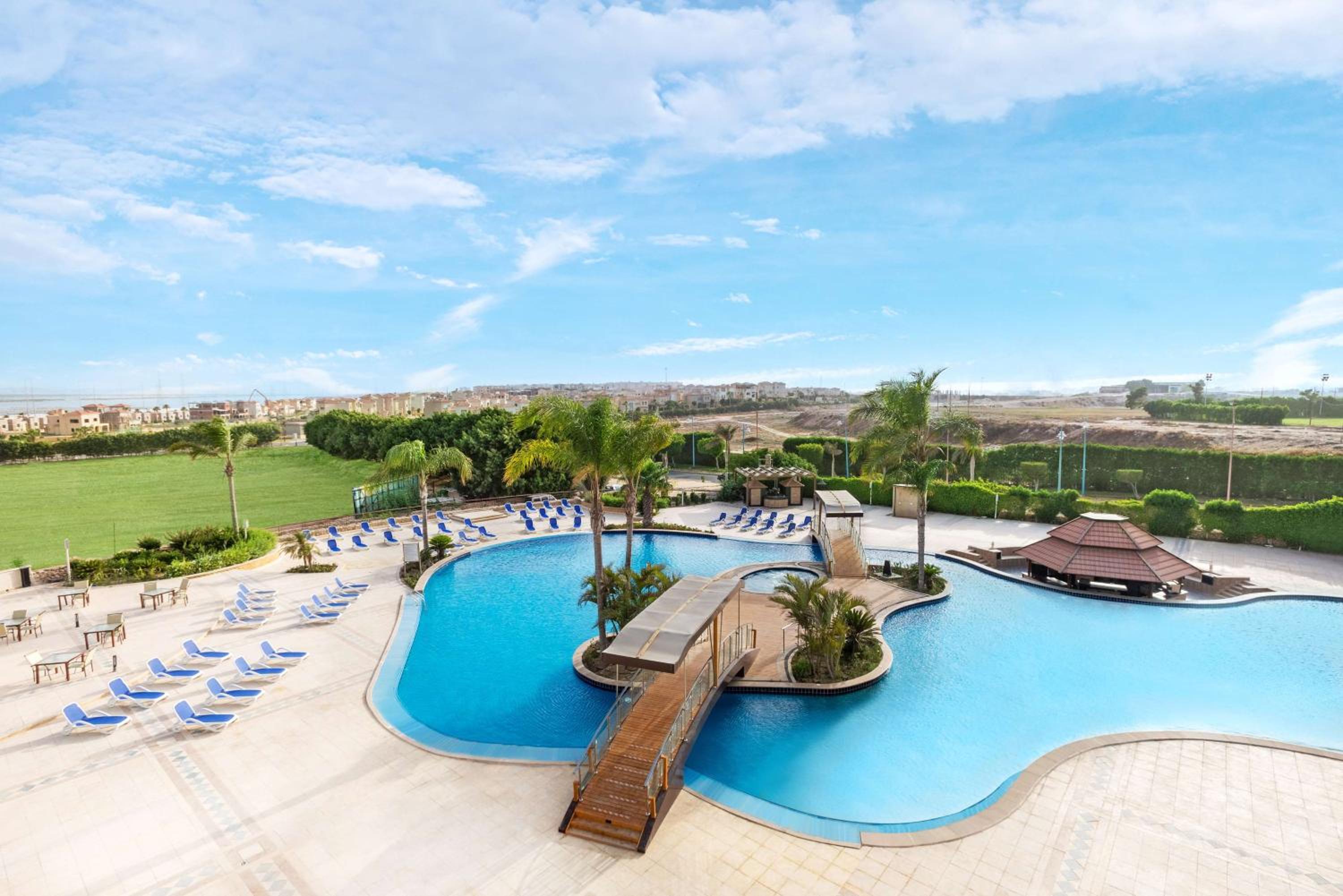Superior Room with Terrace and Pool View - Photo 4