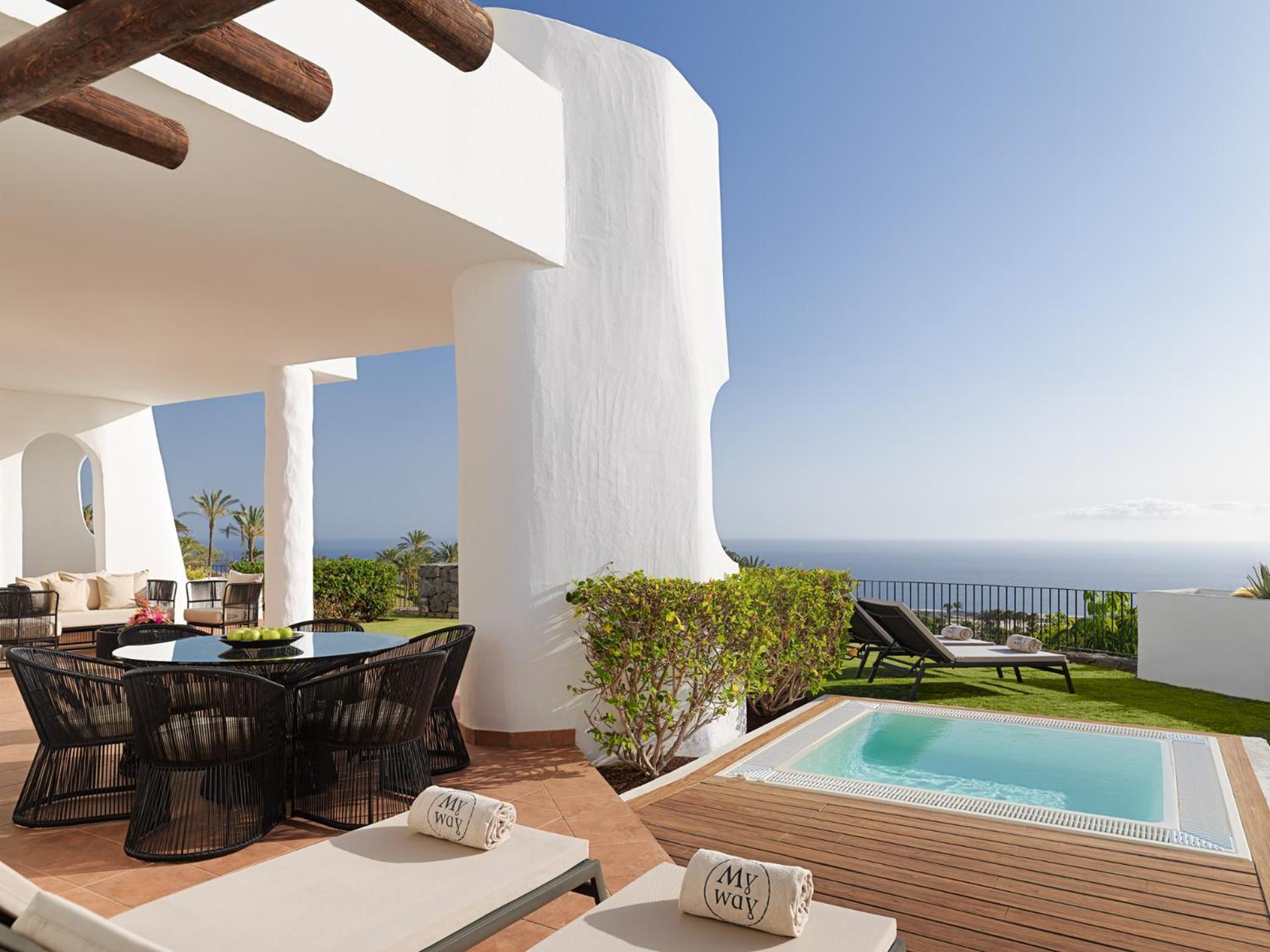 Three-Bedroom Suite with Jacuzzi and Sea View thumbnail 5