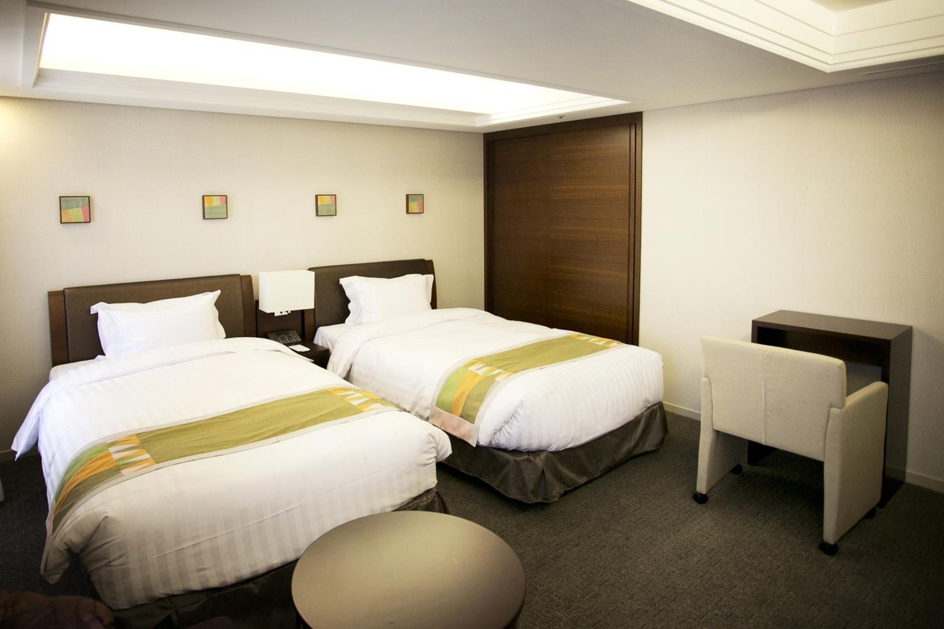 Deluxe Twin Room with Bath - Photo 2