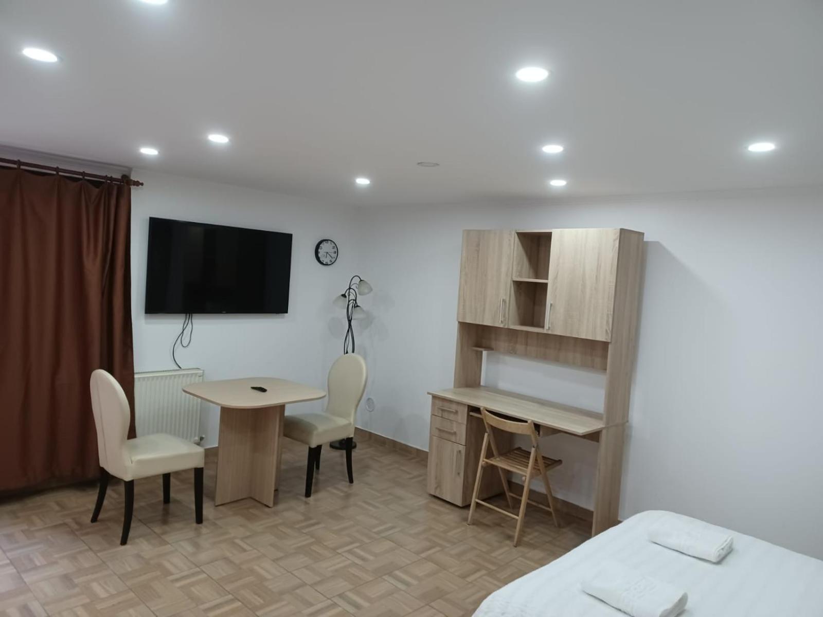 Studio - Semi-basement photo 1
