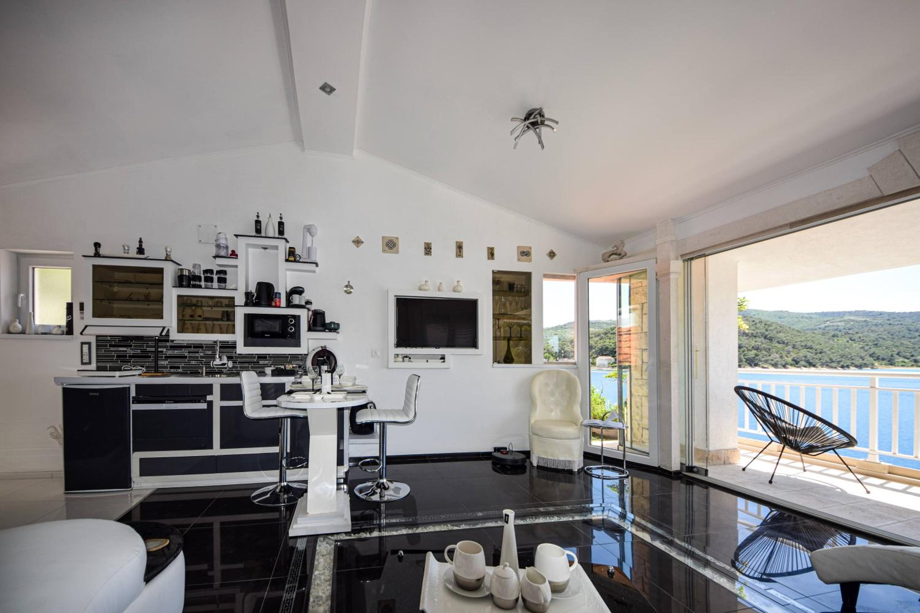 One Bedroom Apartment With Balcony