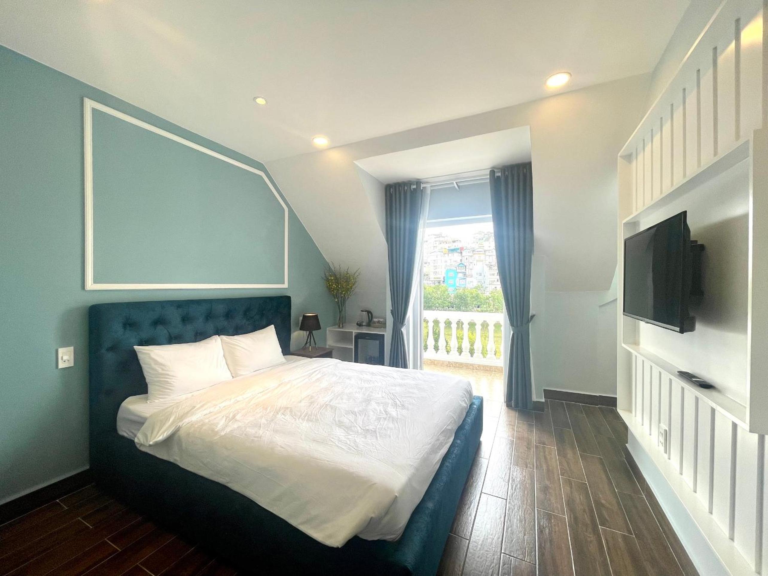 Queen Room with Garden View - Photo 9