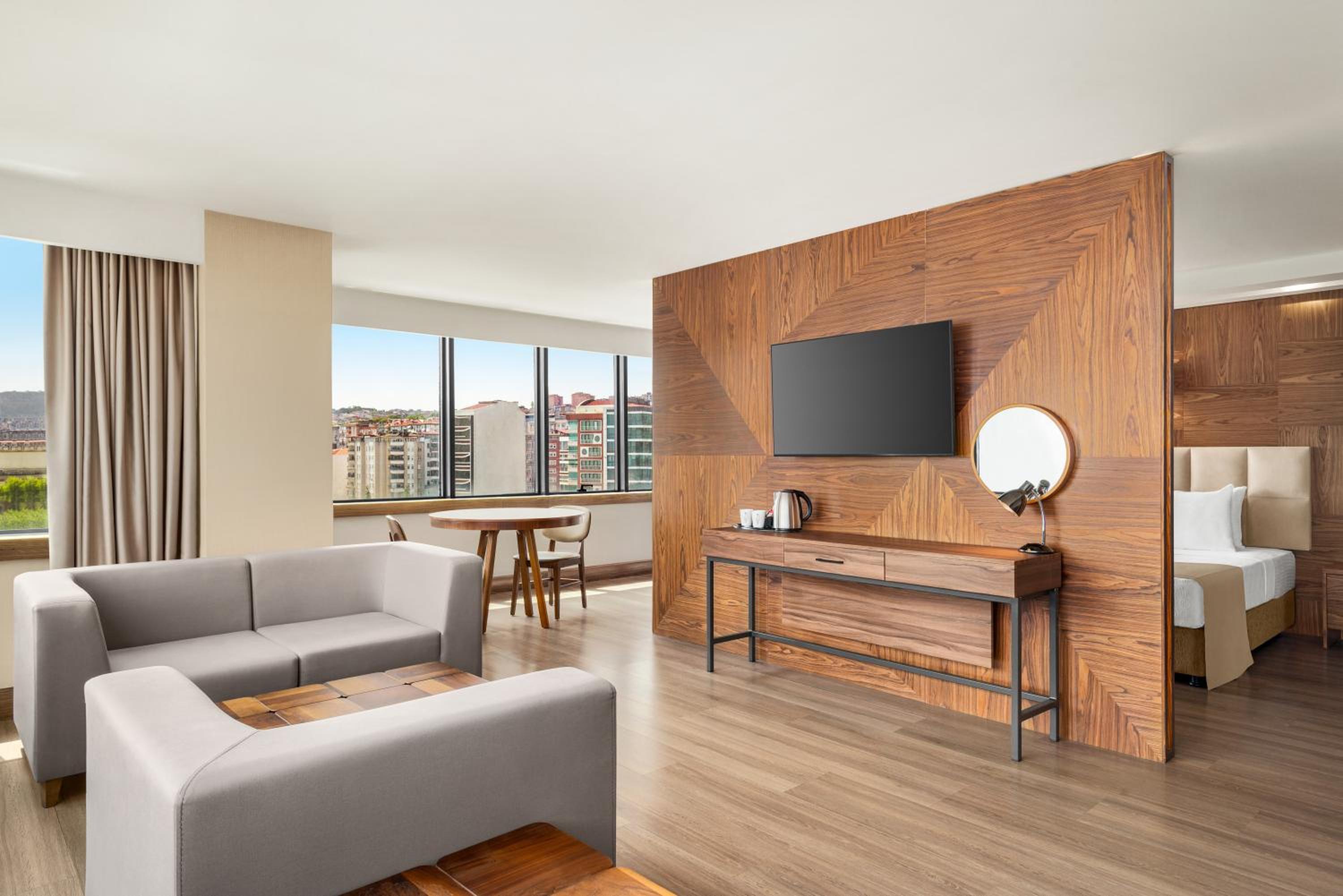 Suite - Photo 1