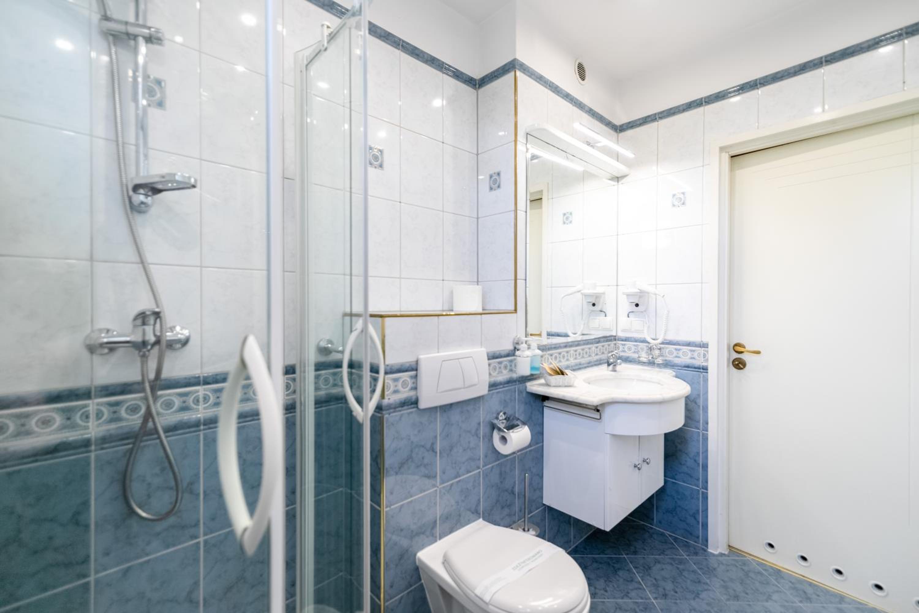 Budget Double Room - Photo 6
