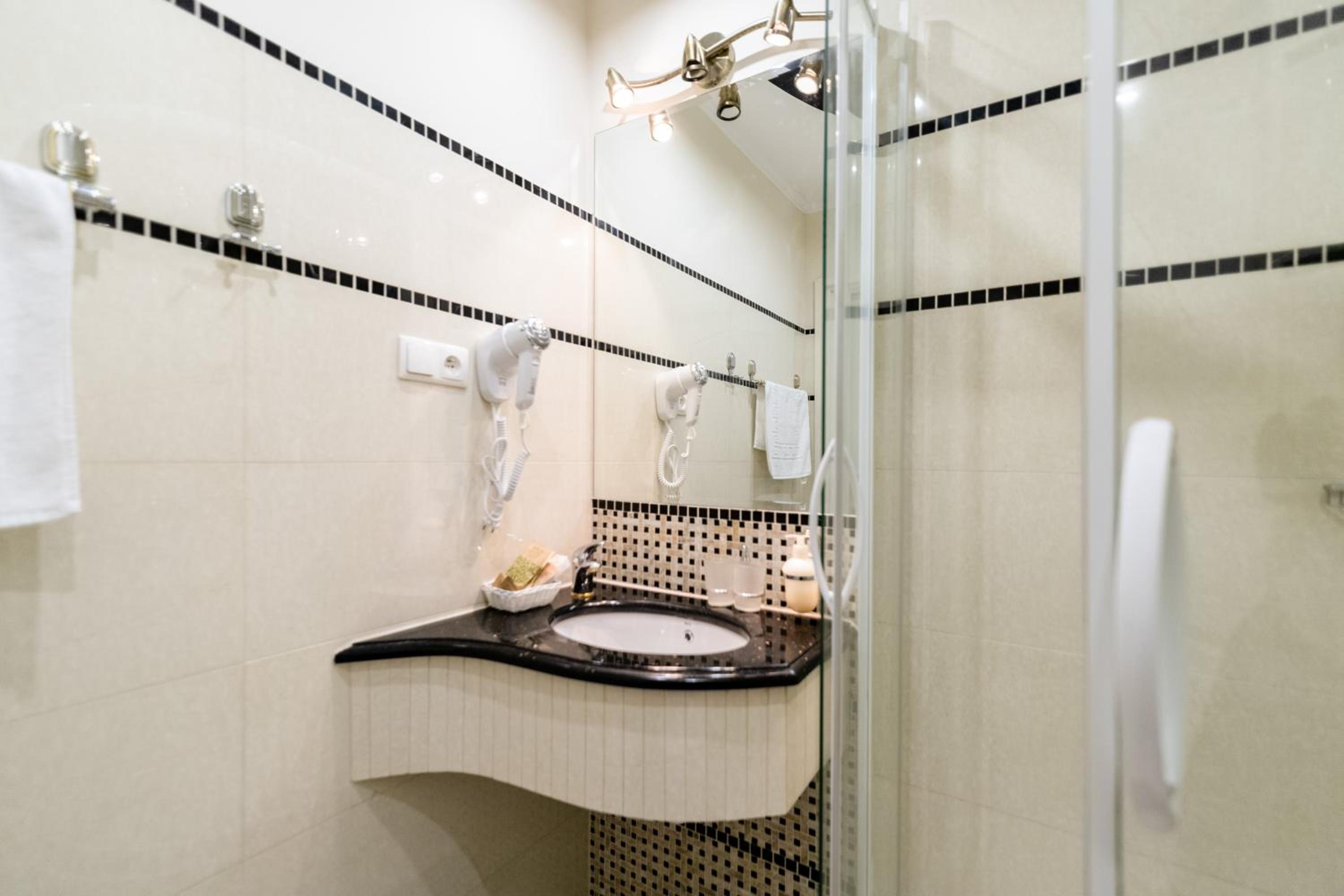 Basic Triple Room - Photo 15