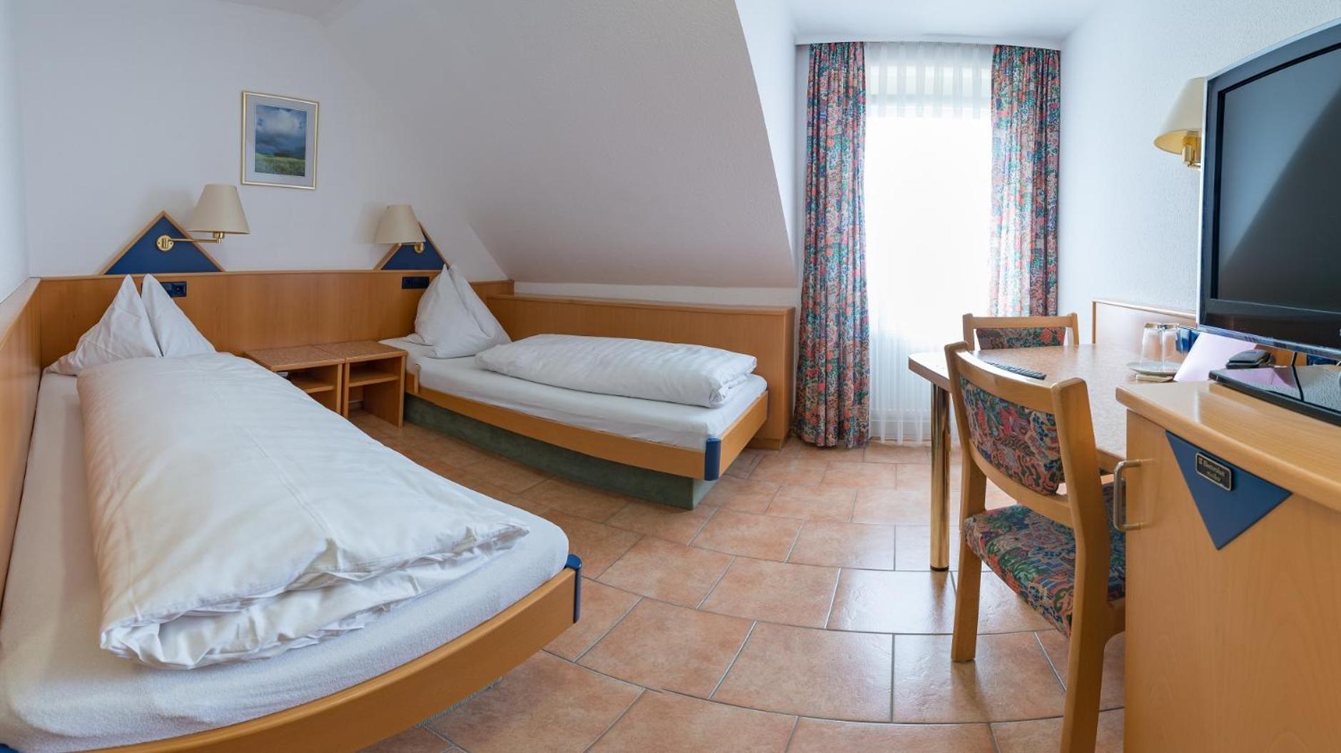 Small Twin Room - Photo 4