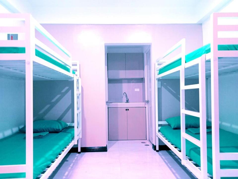 Quadruple Room with Private Bathroom photo 1