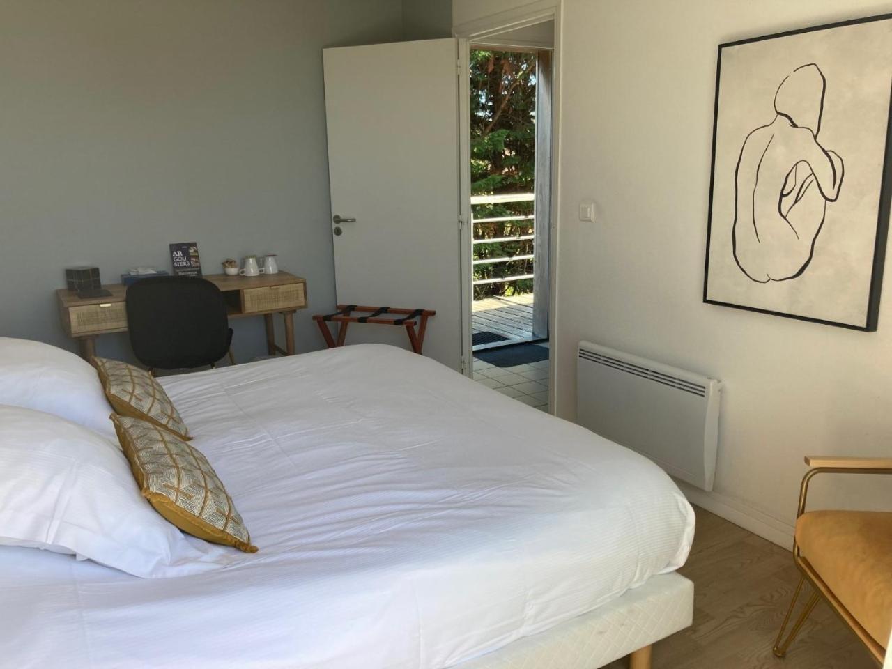 Double Room with Bath and Terrace
