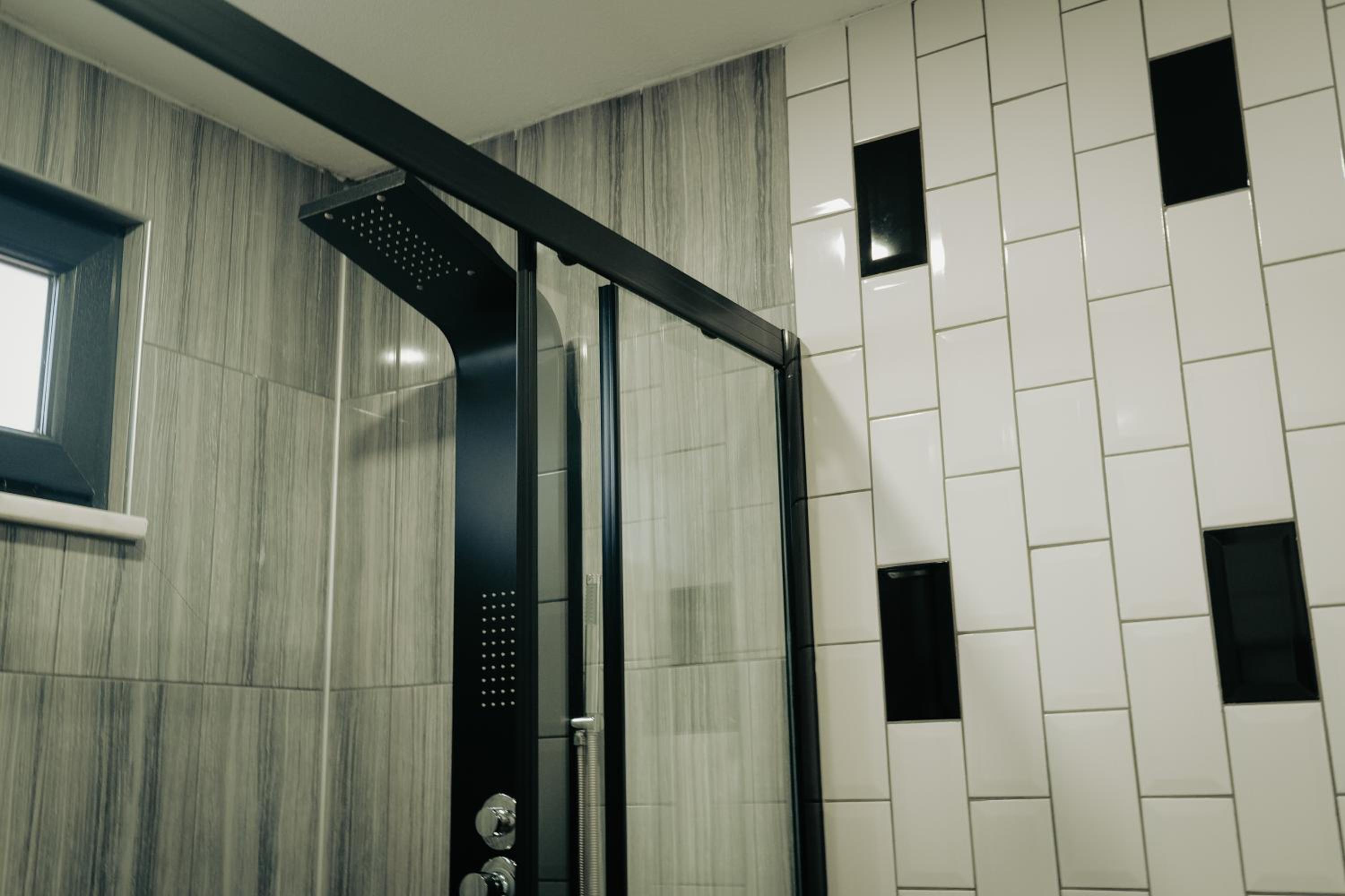 Deluxe King Suite - Photo 4