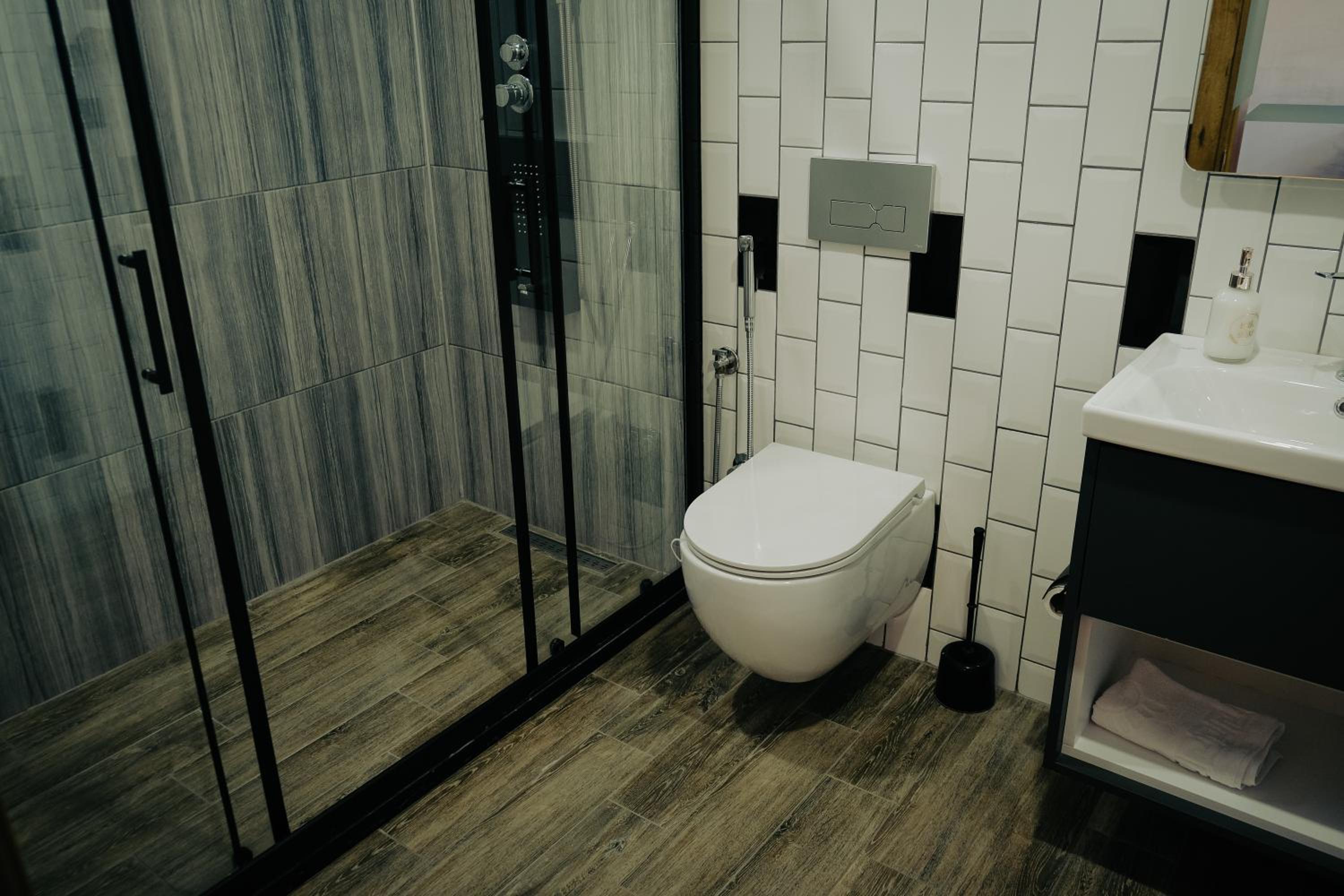 Deluxe King Suite - Photo 5