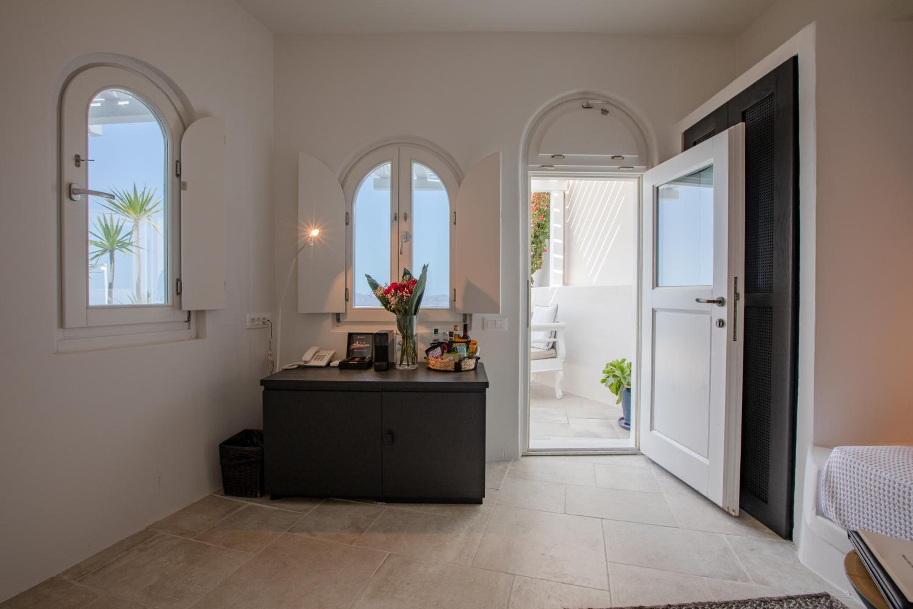 The Porto Fira Suite with Hot Tub and Caldera View - Photo 7